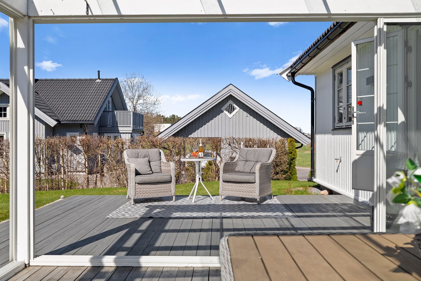 Her kan du nyte lange solrike dager på terrassen, eller trekke deg tilbake i den lune og innglassede utestuen. Galleribilde