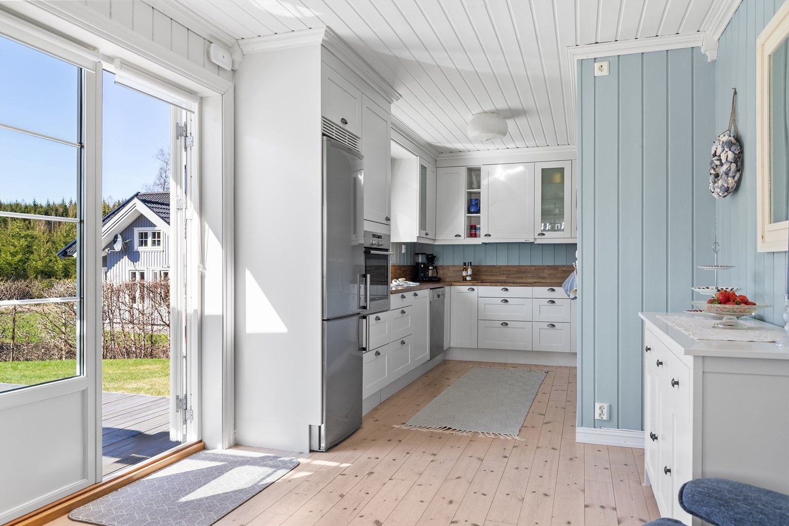 Flott kjøkken fra Norema med fritstående hvitevarer. Galleribilde