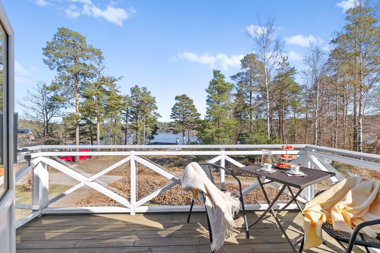 En fantastisk plass å starte dagen med morgenkaffe i solrike omgivelser, med skog og sjø i utsikt. Galleribilde