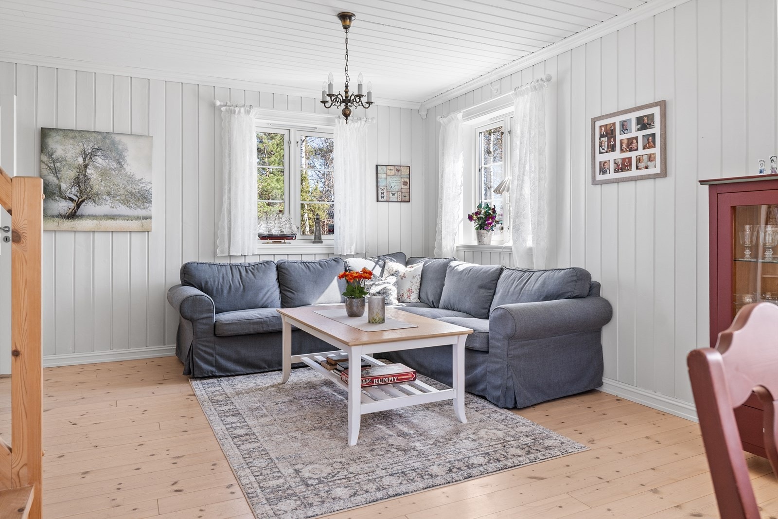 God plass til sofagruppe og øvrig møblering. Galleribilde