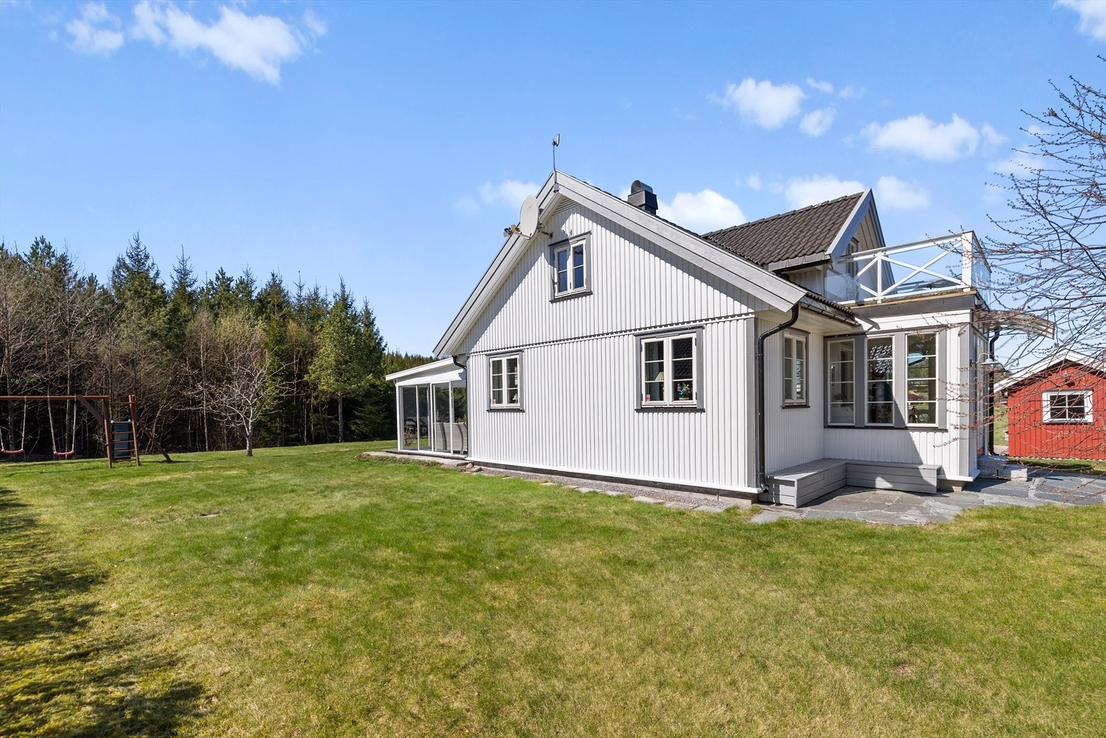 En stor, grønn hage som innbyr til lek, latter og gode øyeblikk. Galleribilde