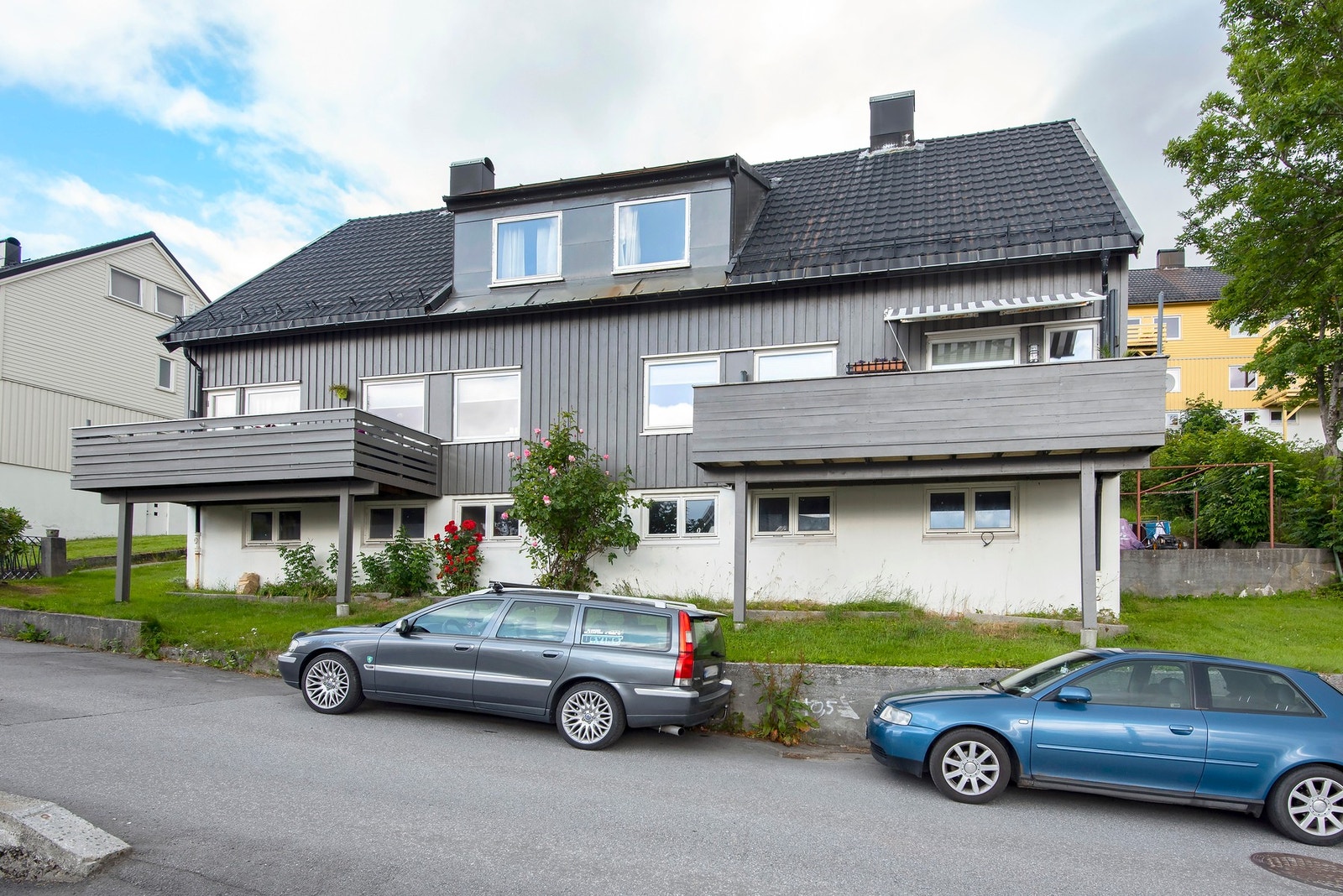 Leiligheten ligger fint til i et rolig område og har en romslig sydvendt veranda! Galleribilde