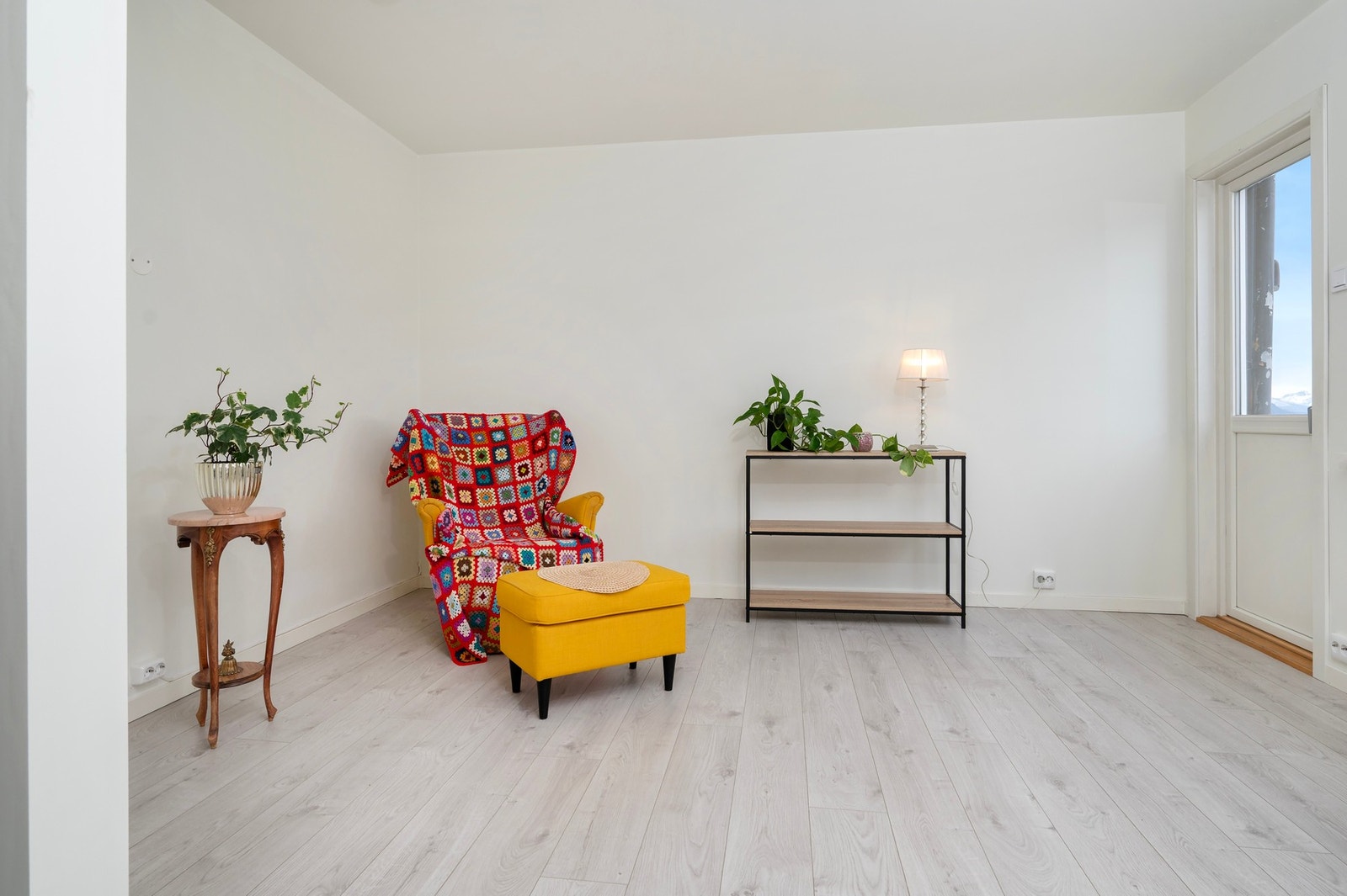 Denne delen av stuen var tidligere et eget rom - men her er åpnet opp til fordel for en større stue. Galleribilde