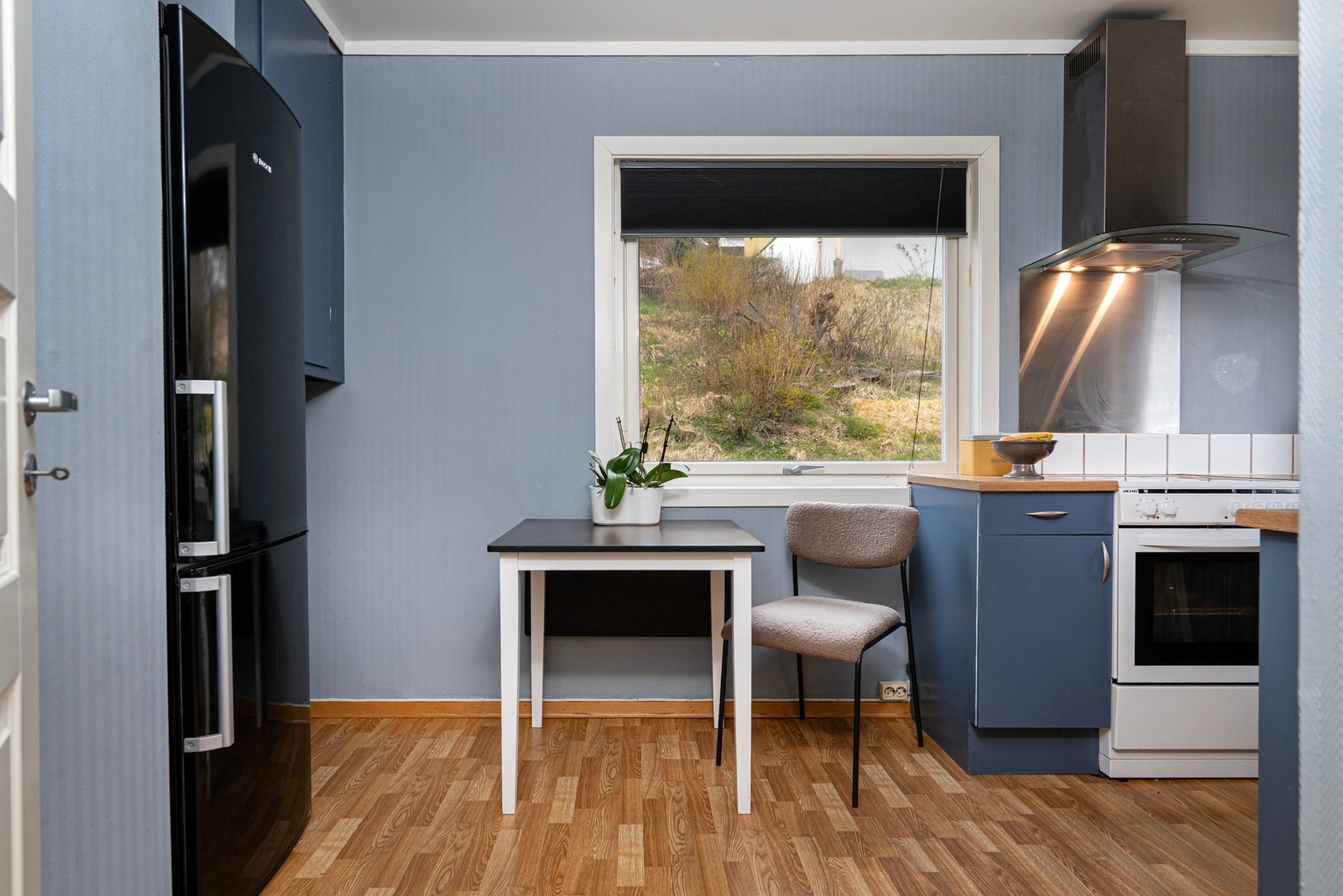 Kjøkken - også plass til spisebord på kjøkkenet. Galleribilde