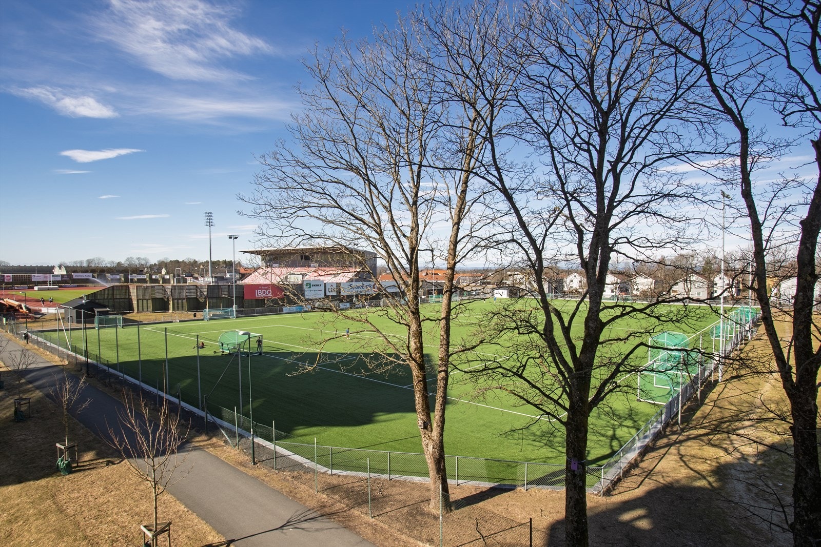 Fra balkongen er det utsikt mot Melløs stadion og treningsfeltene, noe som gir grønne og fine omgivelser. Galleribilde