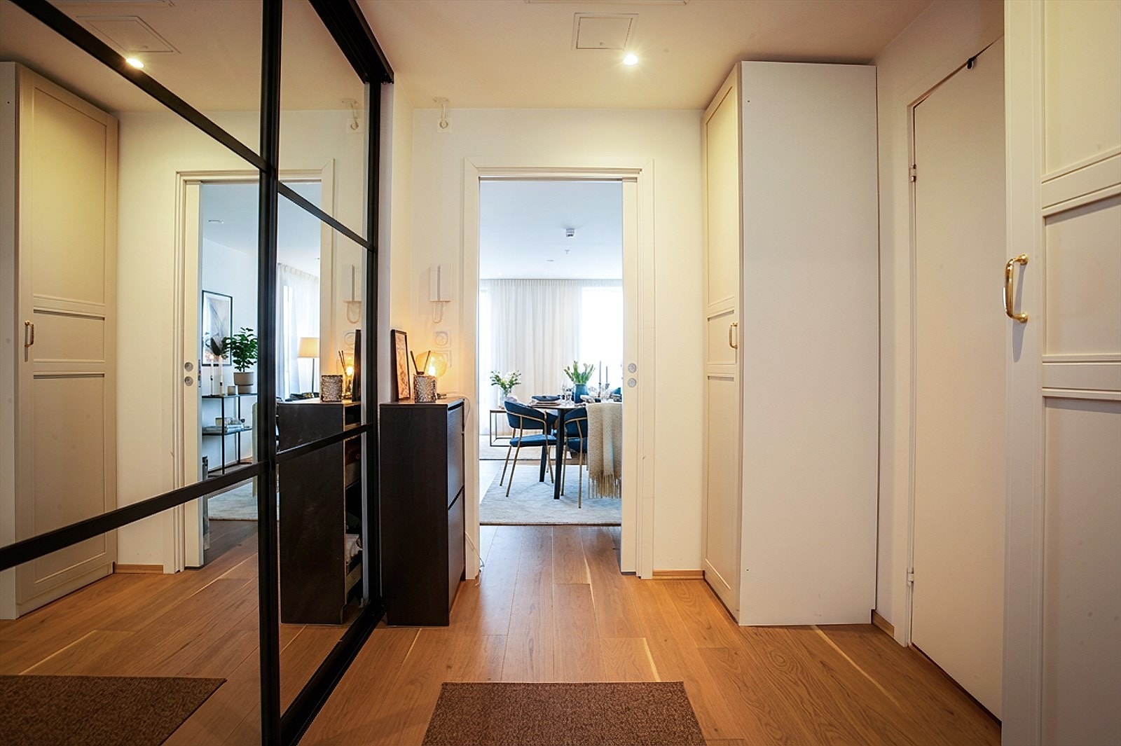 God oppbevaring i entre med både skyvedørsgarderobe- og skap. Galleribilde