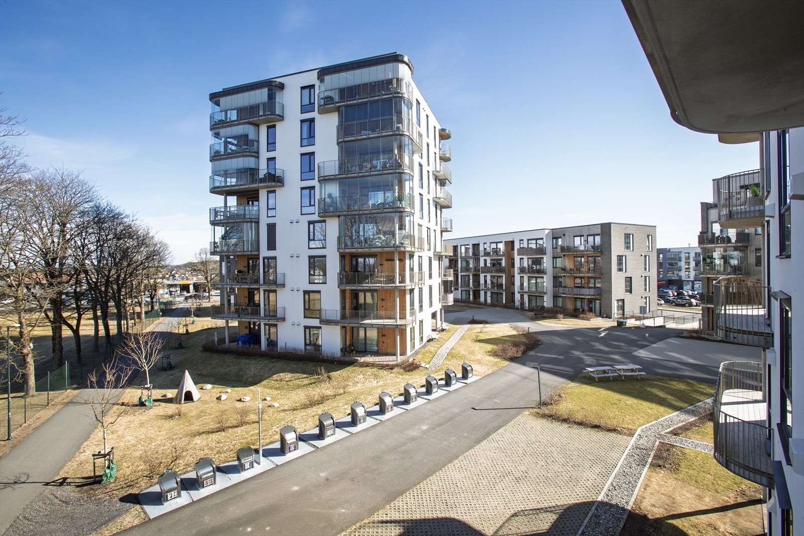 Sameiet har pent opparbeidede uteområder med gressplen og lekeplass, samt tilgang til felles selskapslokale for beboerne. Galleribilde