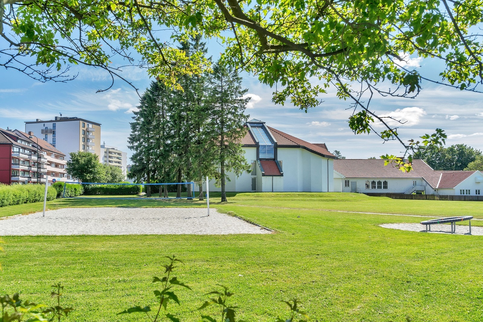 Sandvolleyballbane, lekeparker og andre fasiliteter i nærområdet. Det er også korte avstander til turterreng og badevann i Jegersberg, samt kort vei til Populære bertesbukta for nydelige sommerdager. Galleribilde