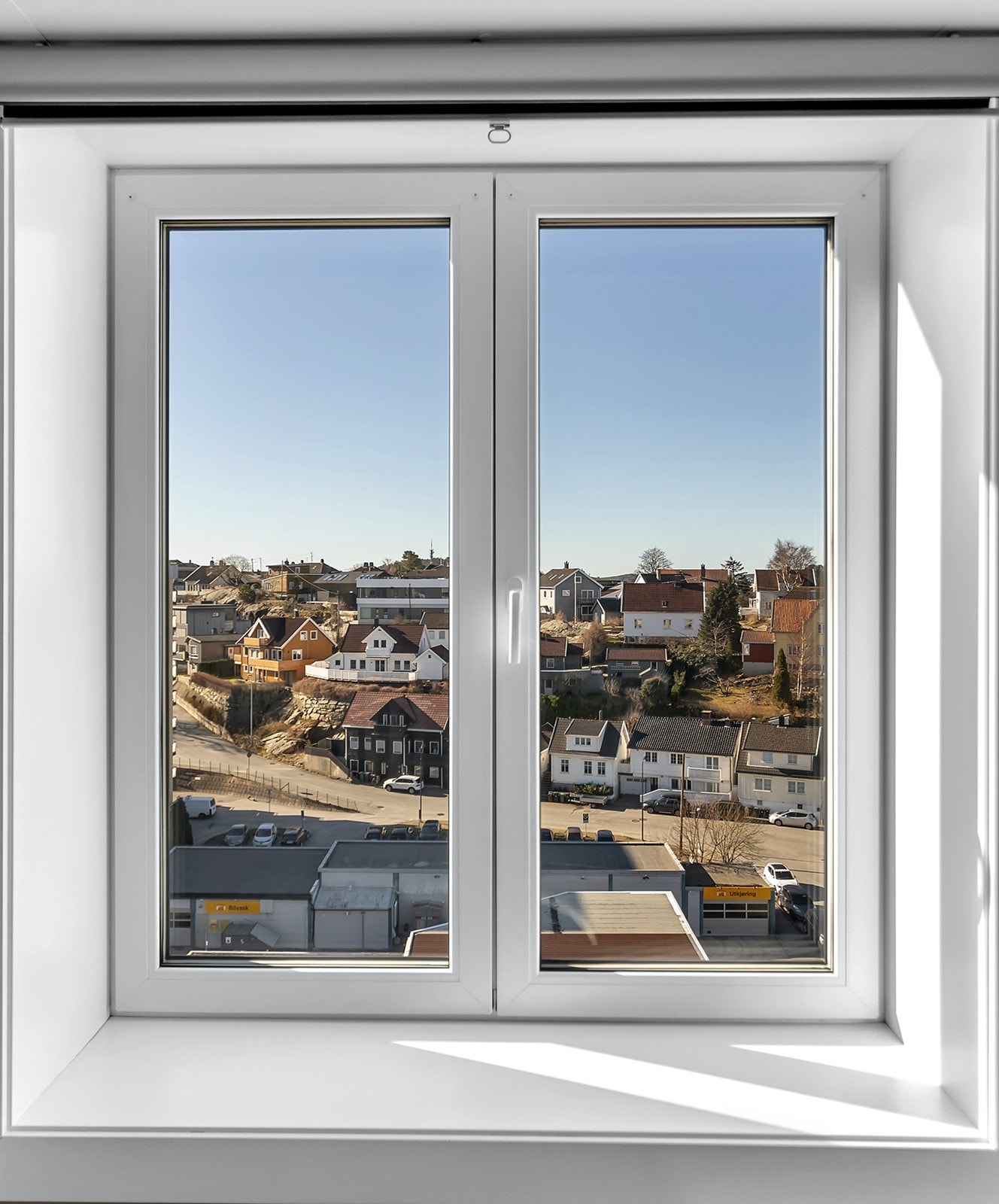 Stor vindusflate i stue som gir rikelig med lysinnslipp og utsikt. Galleribilde