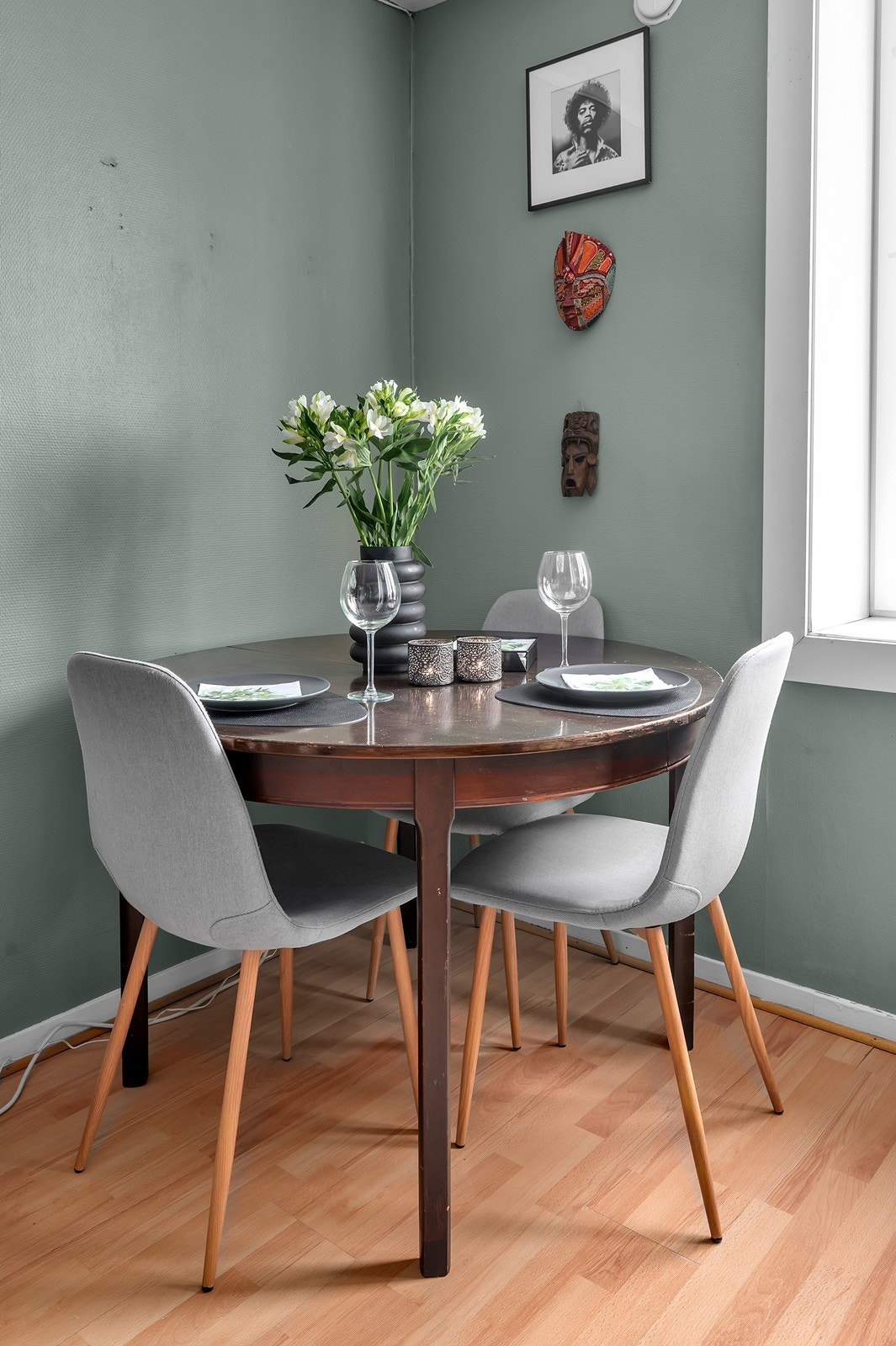 Plass til spisebord og stoler. Galleribilde