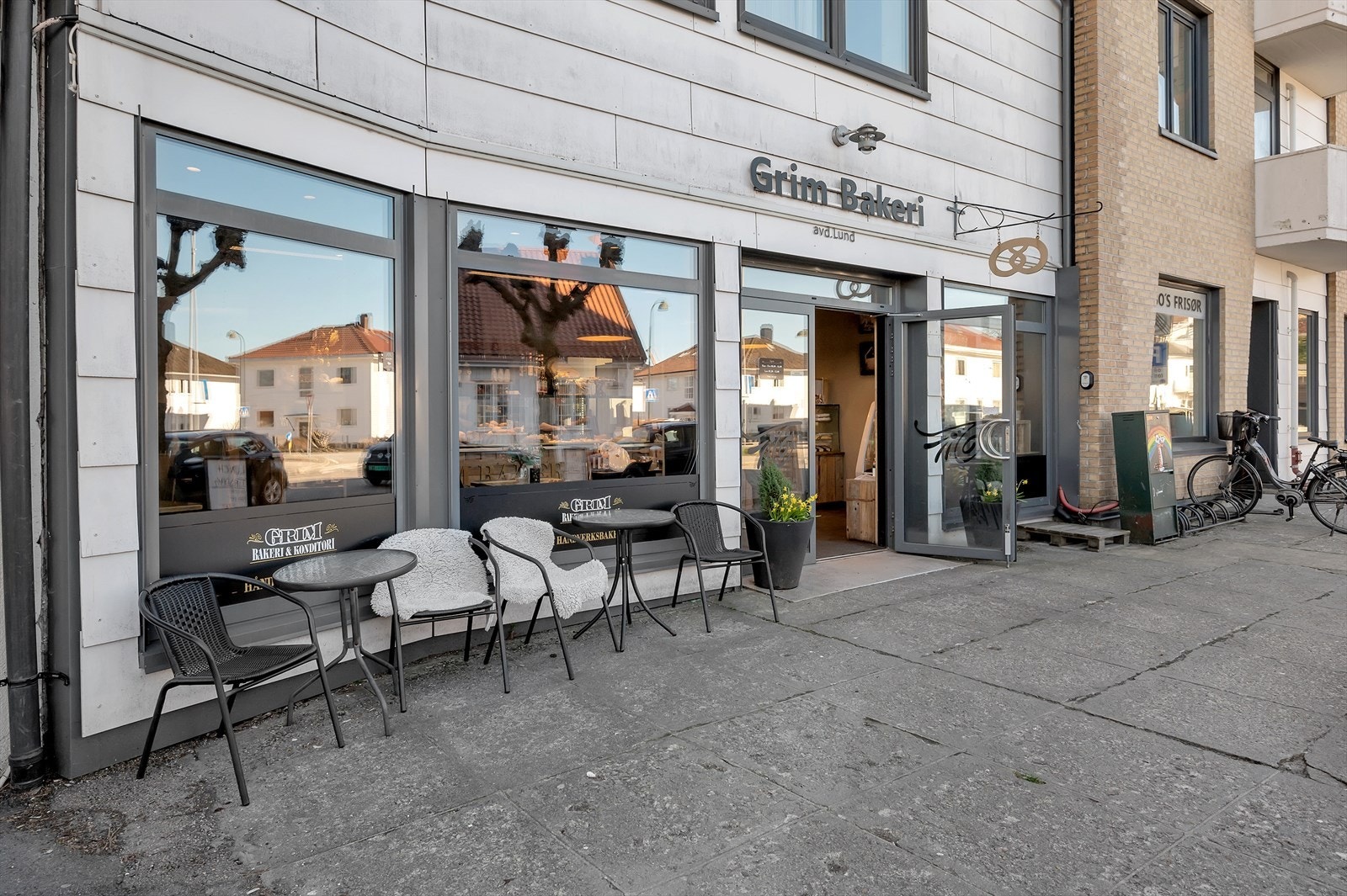 I underetasjen av bygget har man restaurant, bakeri og kiosk. Her finner du alt du trenger like utenfor døren. Galleribilde