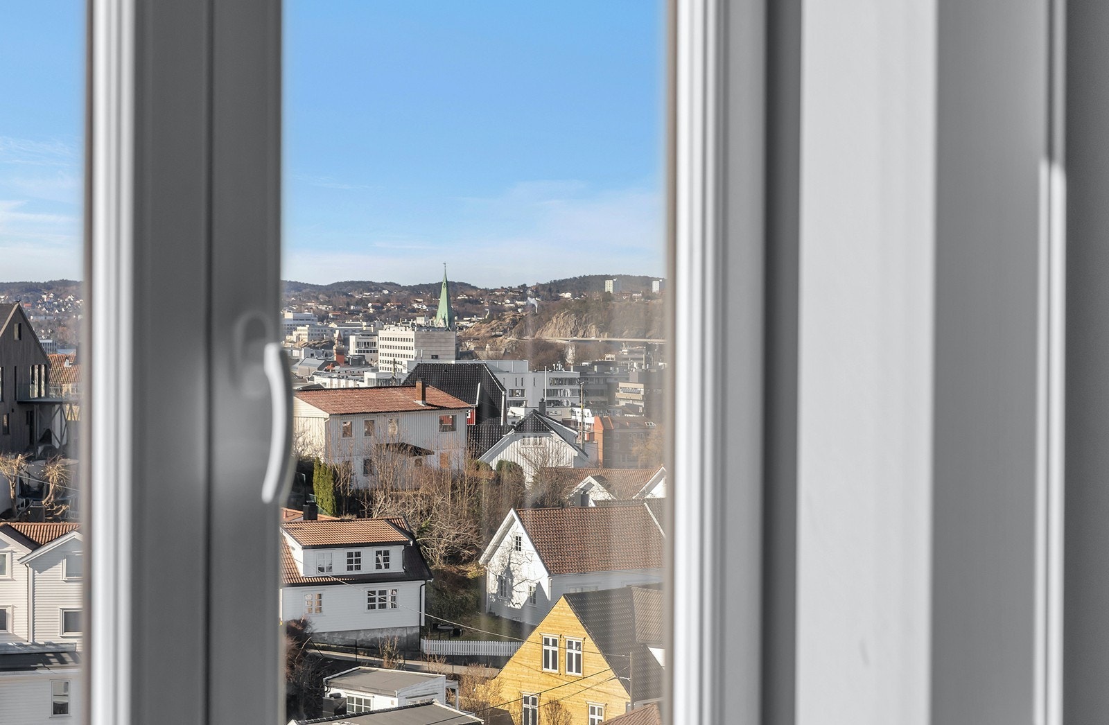Utsikt mot Domkirka og Kristiansand sentrum. Her bor man tett på bylivet, uten at man sjeneres av dette. Galleribilde