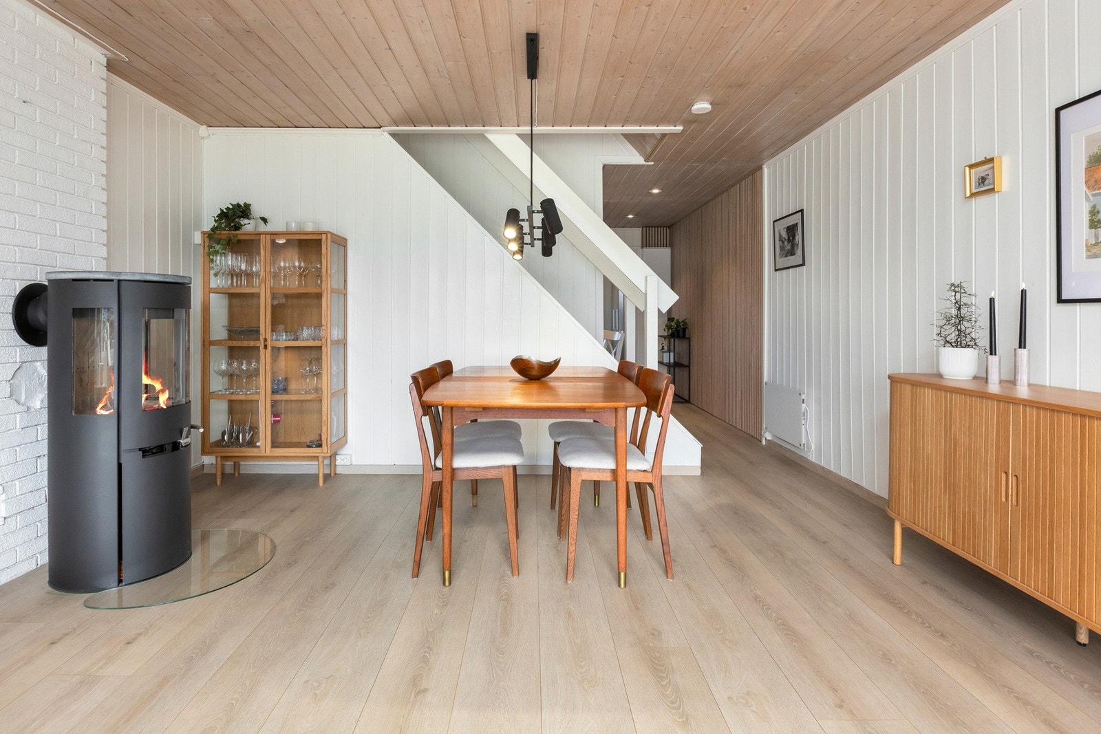 Her er det god plass til sofaløsning med tilhørende møblement, og spiseplassen er naturlig plassert i tilknytning til kjøkkenet. Galleribilde