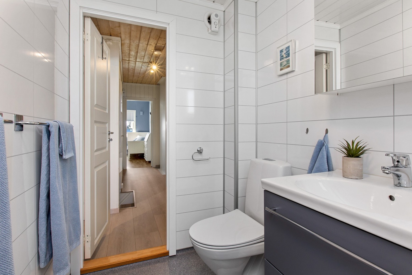 Badet er fra 2013 og det er varmekabler i gulvet. Galleribilde