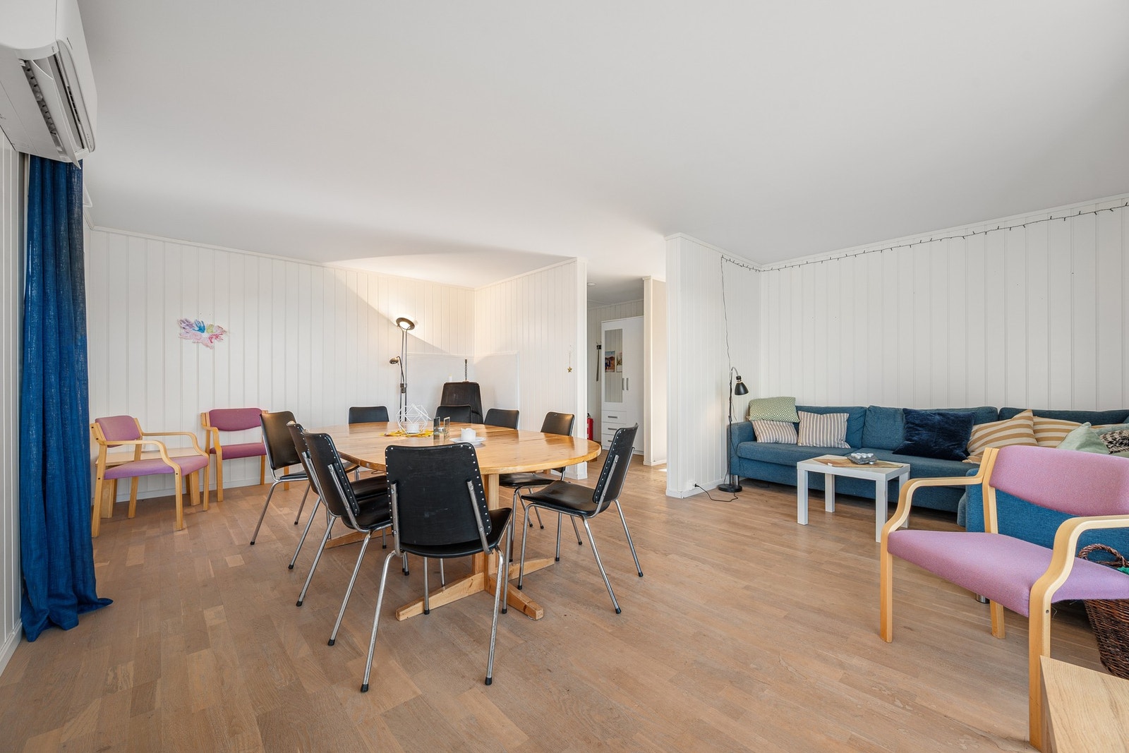 Det er gode møbleringsmuligheter og oppvarmingen foregår med varmepumpe og vedovn Galleribilde
