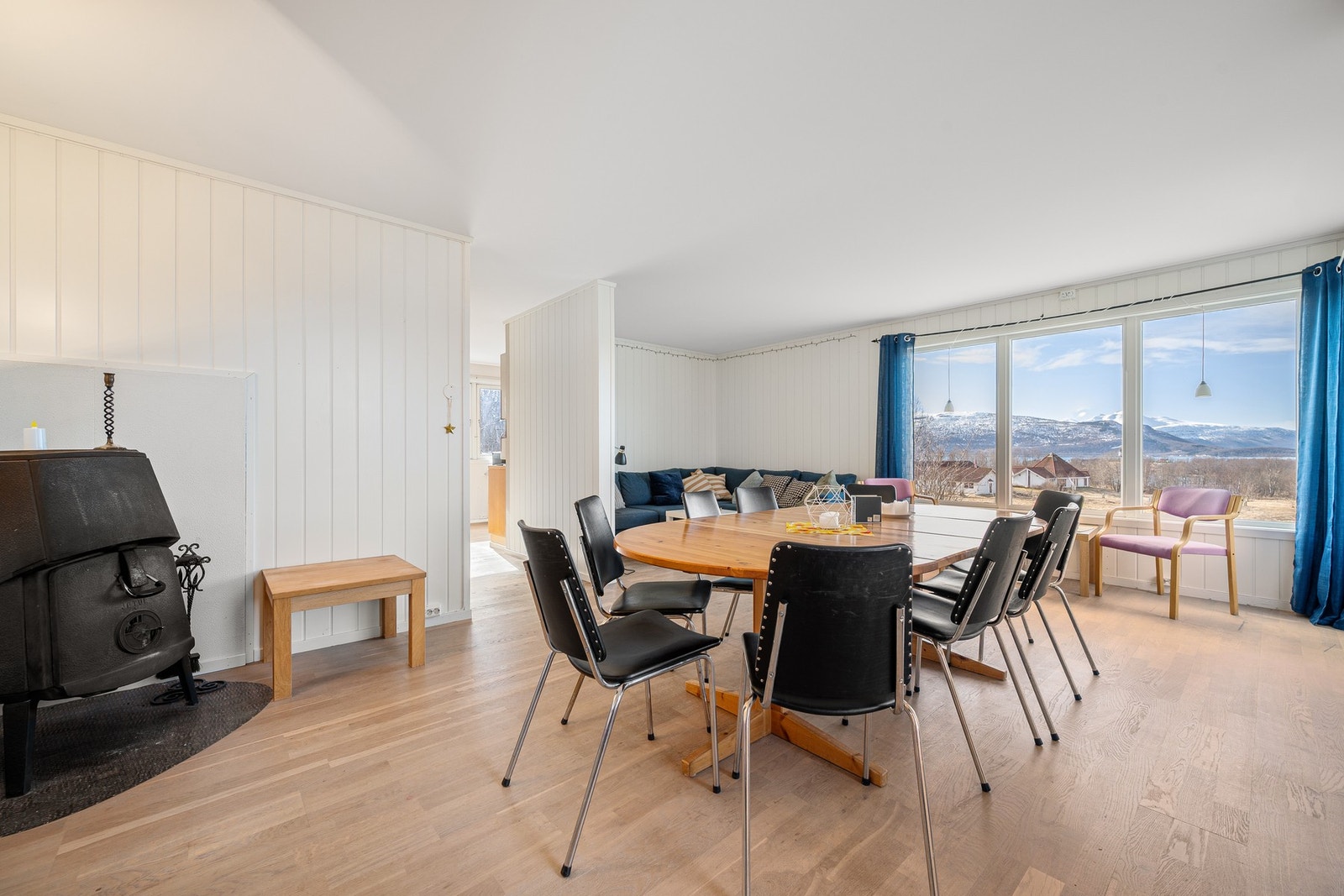 Velkommen inn! I I 2017 ble det lagt nytt gulv (laminat) i stue, kjøkken og et soverom Galleribilde