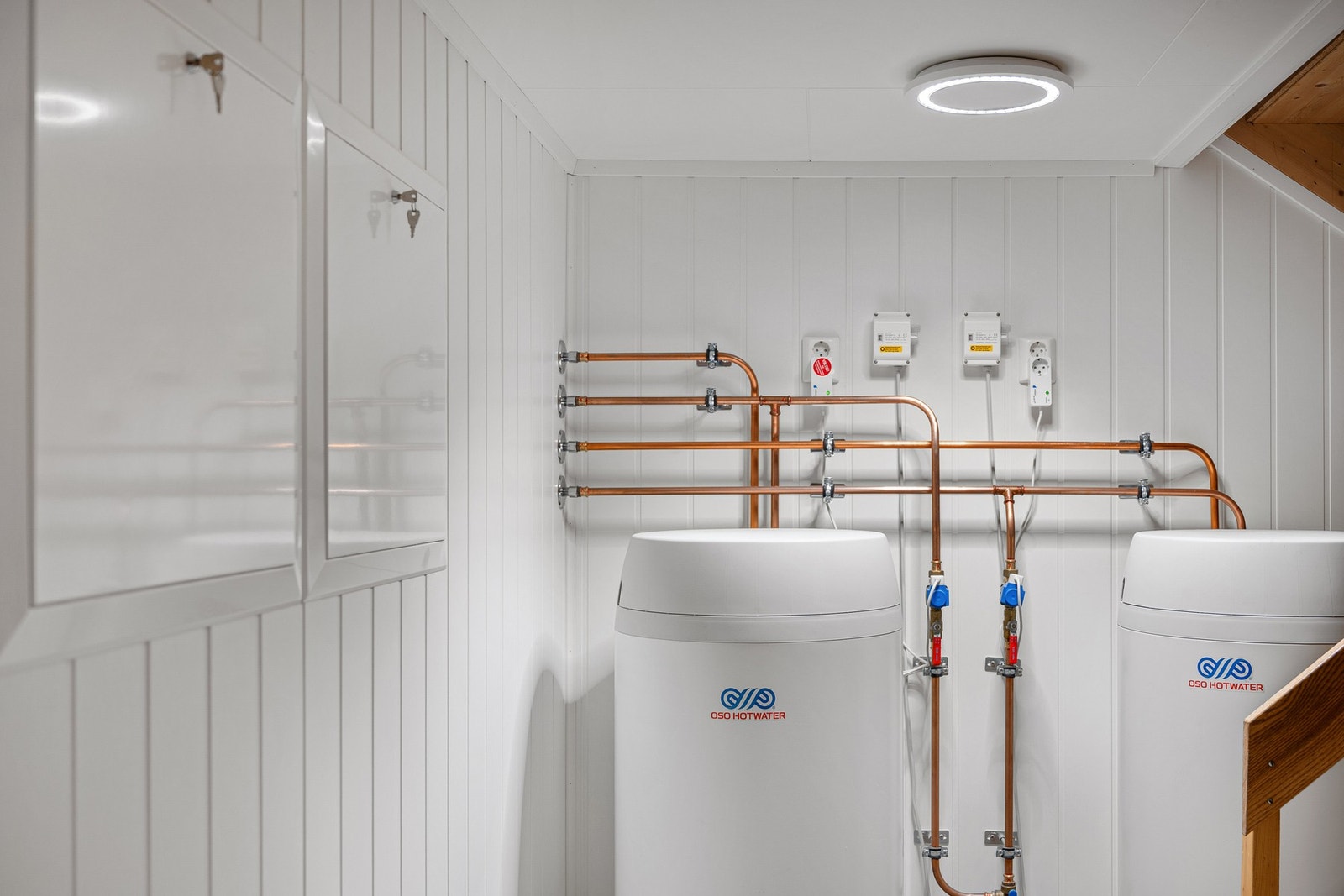 Varmtvannsberedere (200 l stk.) ble installert i 2019, samtidig ble rør-i-rør system installert Galleribilde