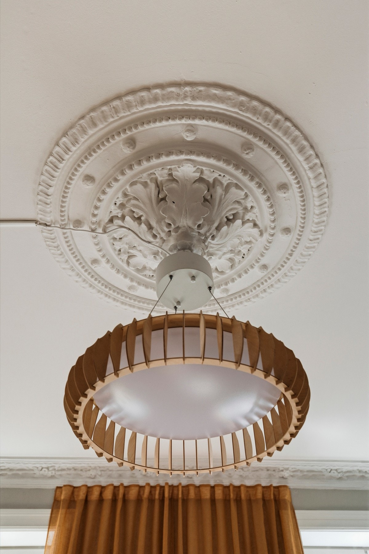 I taket er det stukatur og en nydelig rosett for oppheng av lampe eller lysekrone Galleribilde