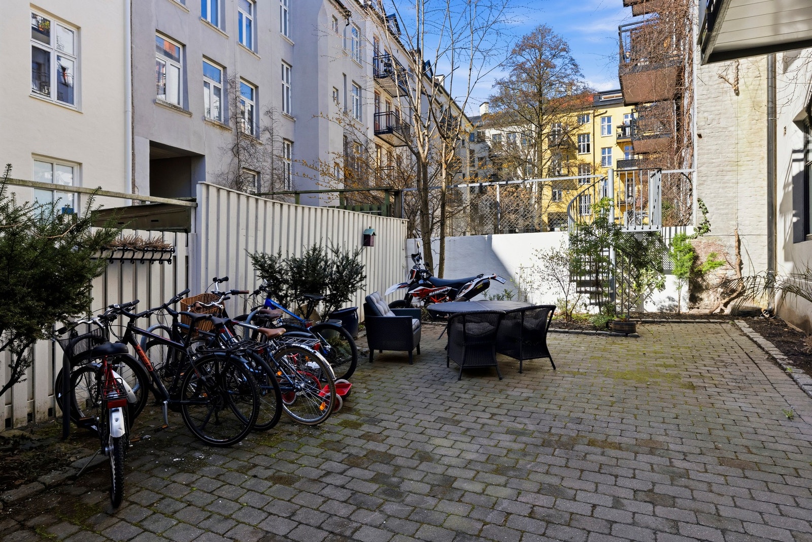 Her er det også sittegrupper samt sykkelparkering Galleribilde
