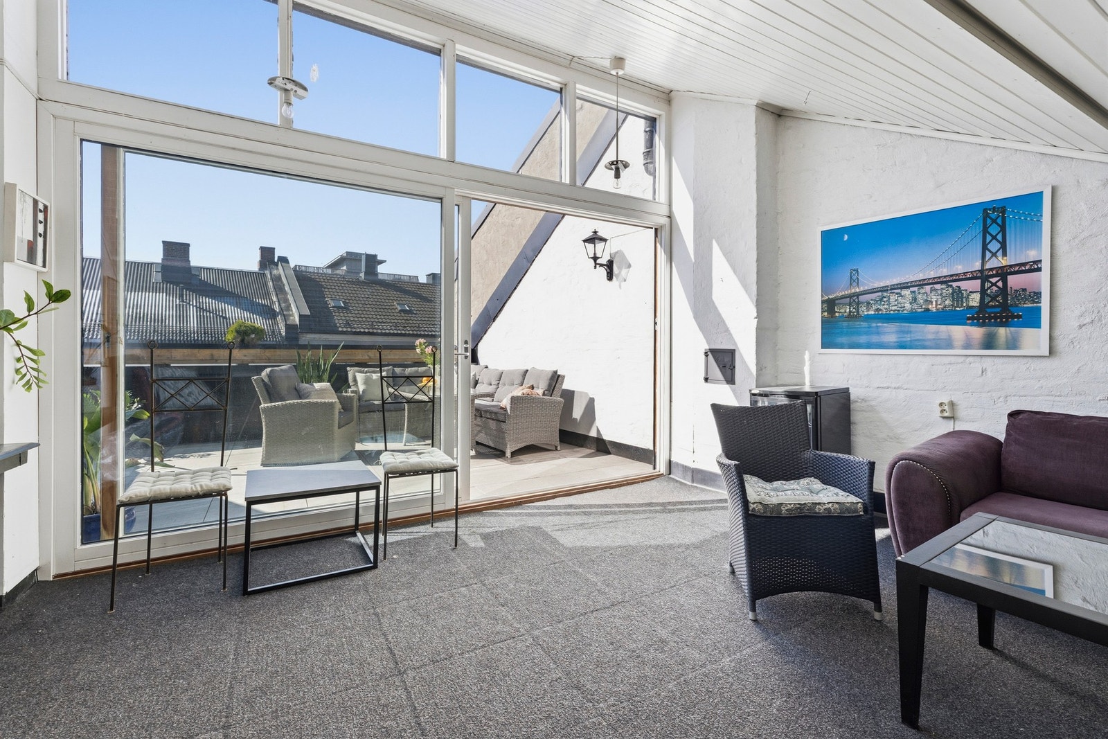 Borettslagets felles takterrasse inneholder også et innerom og det er god plass til mange Galleribilde
