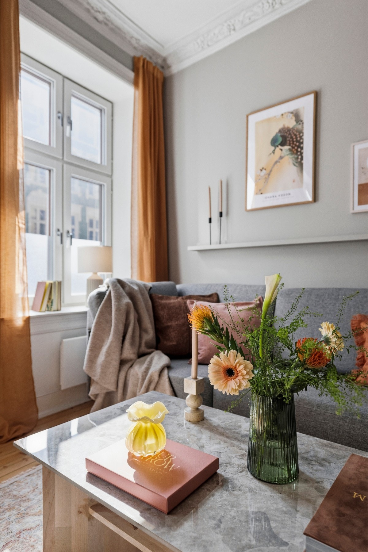 Fra de store vindusflatene kommer det rikelig med naturlig lys Galleribilde