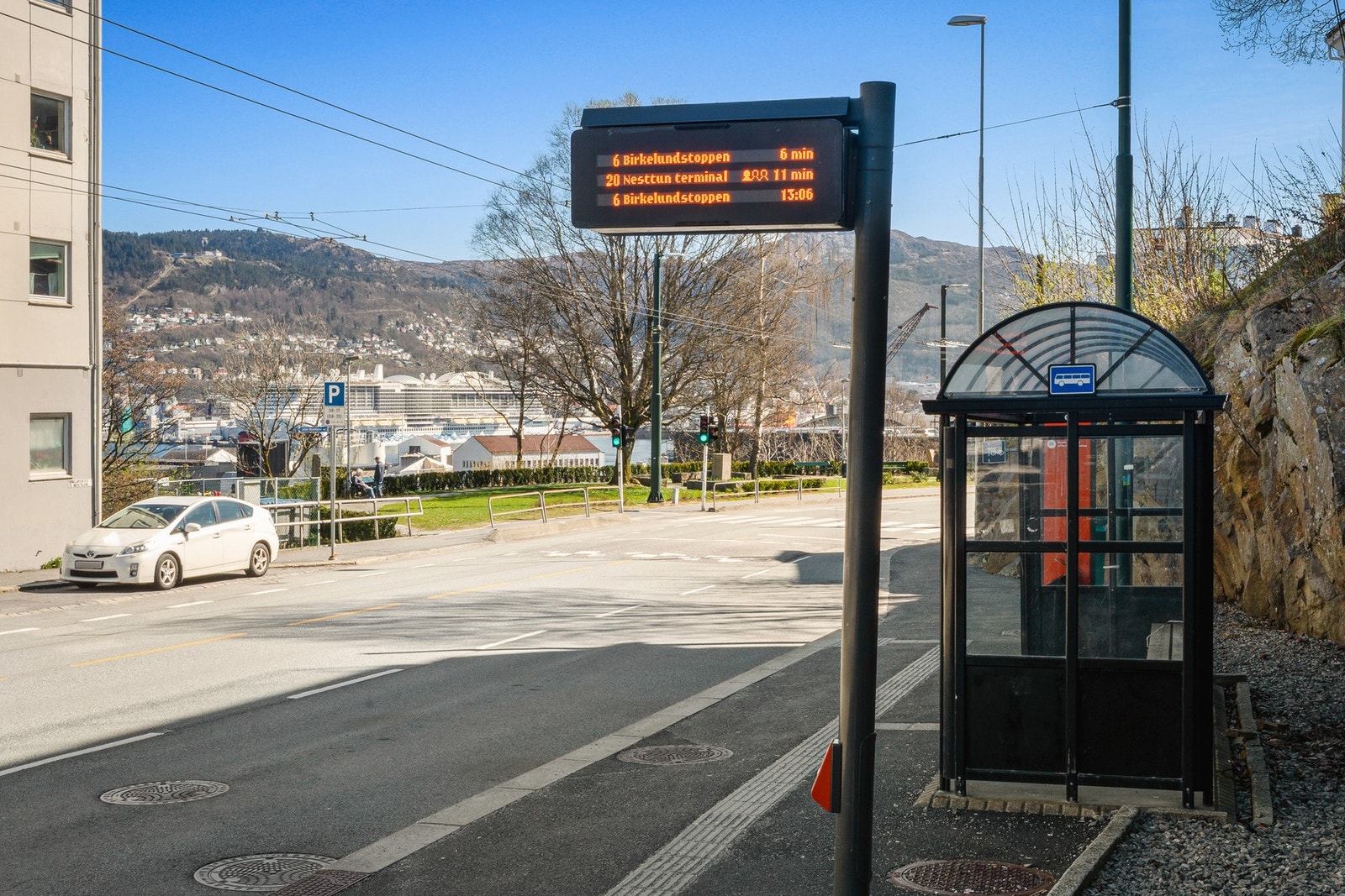 Busstopp rett over veien Galleribilde