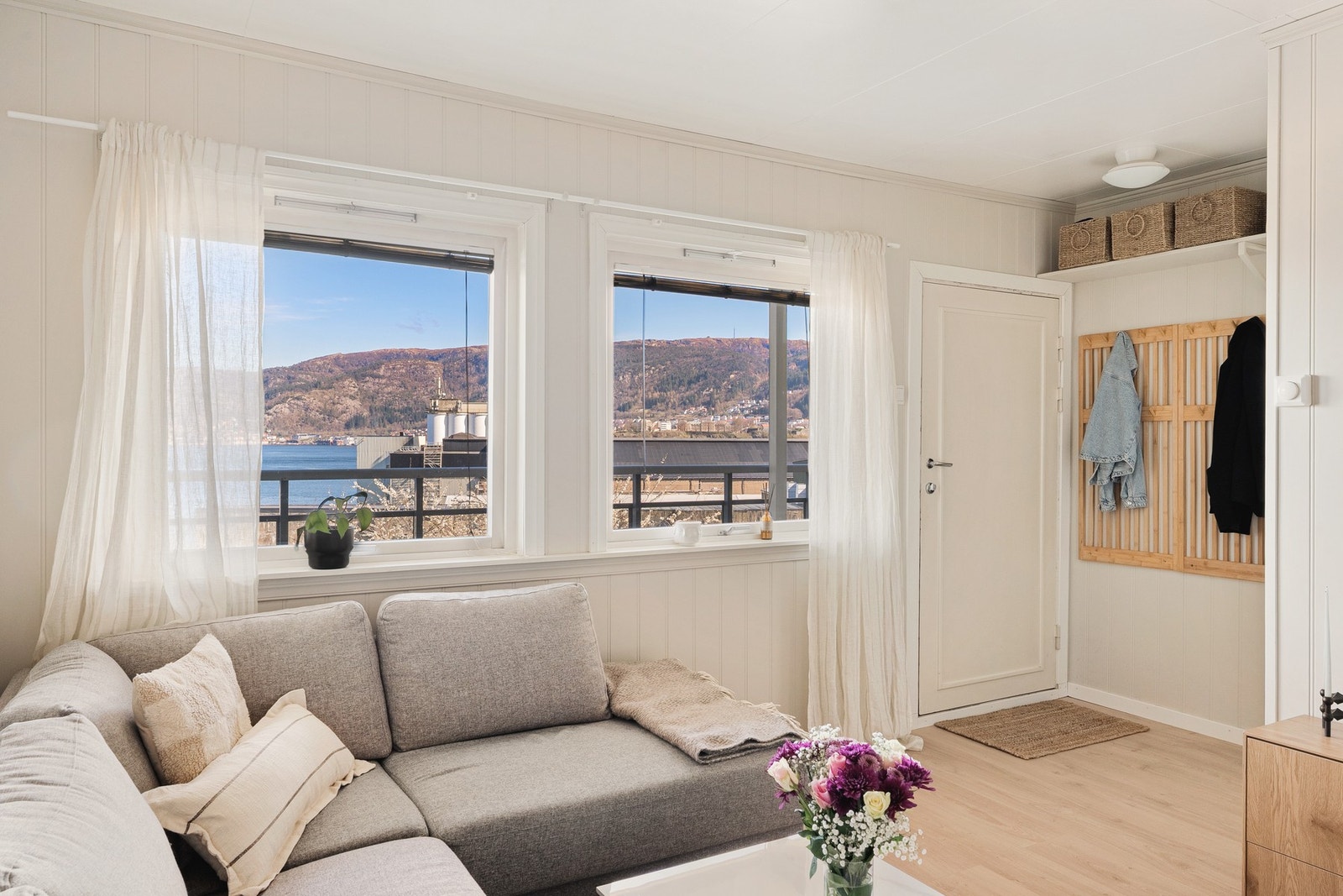 De store vindusflatene slipper inn mye lys og viser en fantastisk utsikt over bybildet. Galleribilde