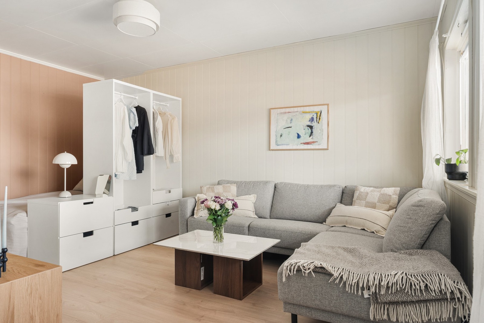 Her har selger innredet med en svært smart løsning som deler rommet i flere soner. Galleribilde
