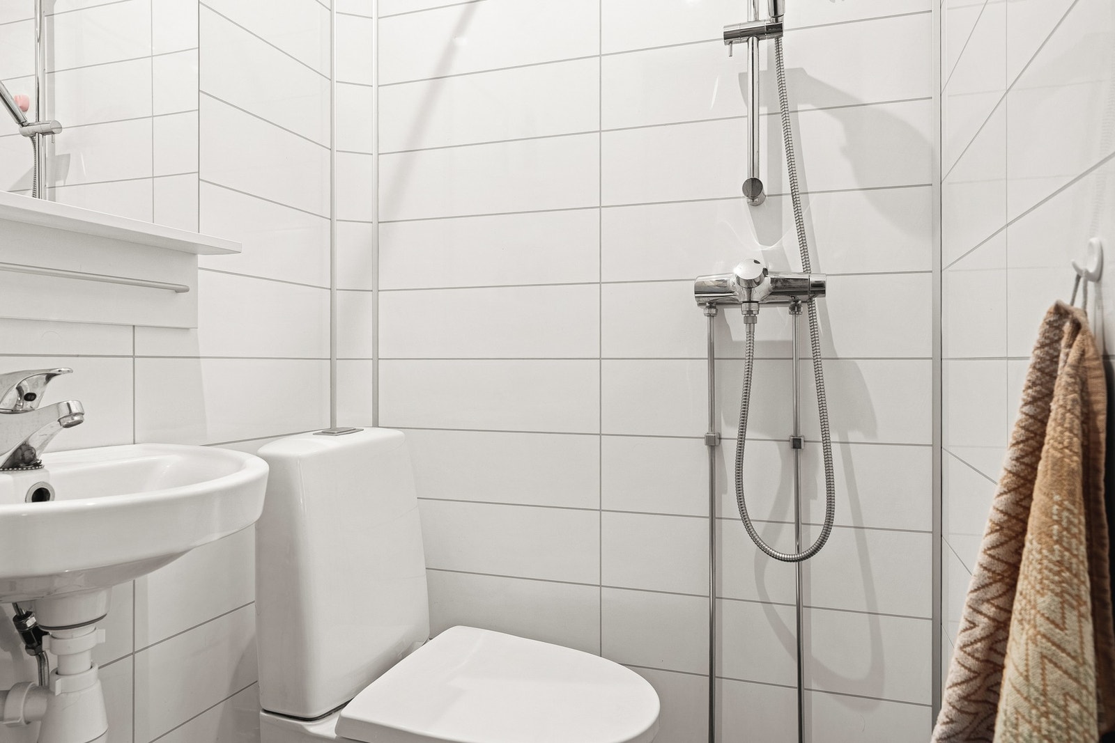 Enkel og arealeffektiv innredning på badet. Galleribilde