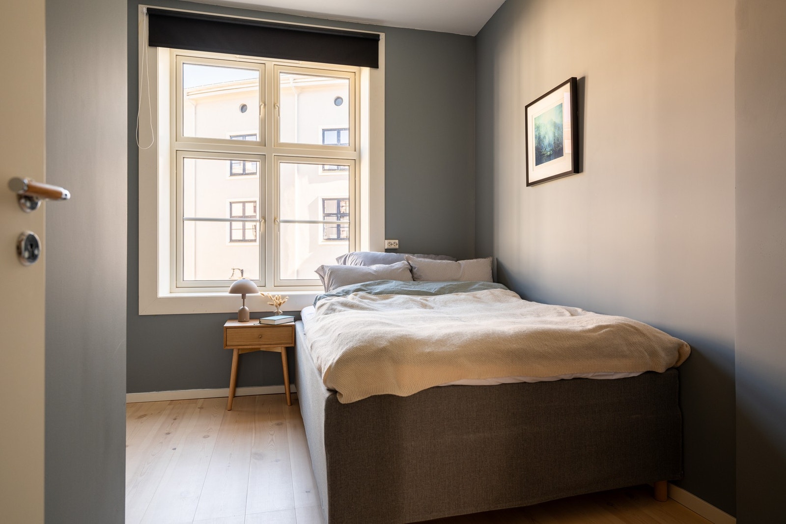 Leiligheten har et innbydende hovedsoverom som er malt i en fin og behagelig mørk farge. Galleribilde