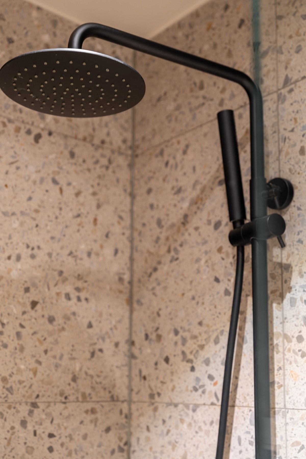 Baderommet har flotte terrazzofliser på gulv og vegger i dusjsonen kombinert med glatte malte overflater. Det er deilig gulvvarme og downlights i himlingen. Galleribilde