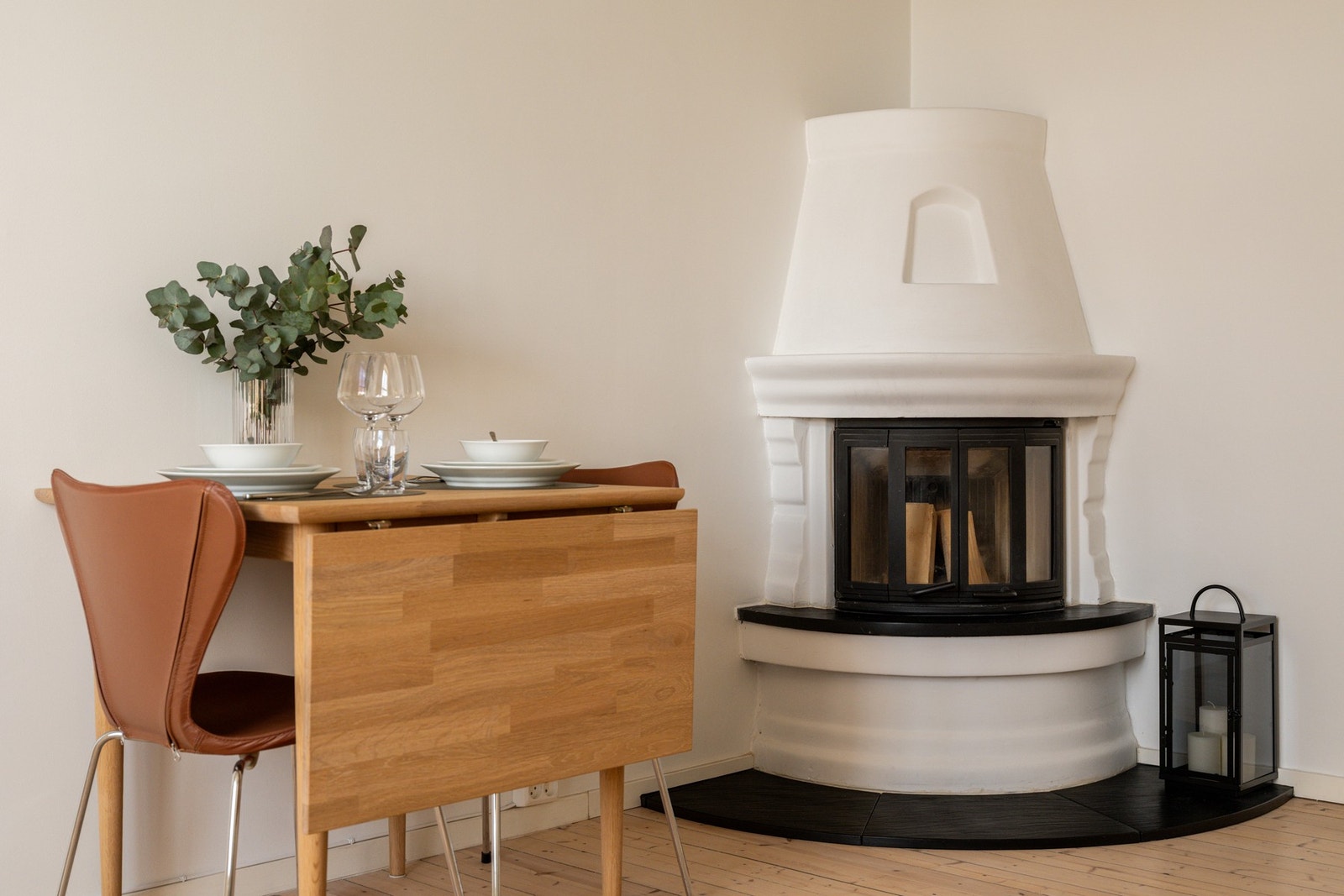 I hjørnet av stuen har du en koselig peis som både gir god varme og bidrar til ekstra hygge på kaldere høst- og vinterdager. Galleribilde