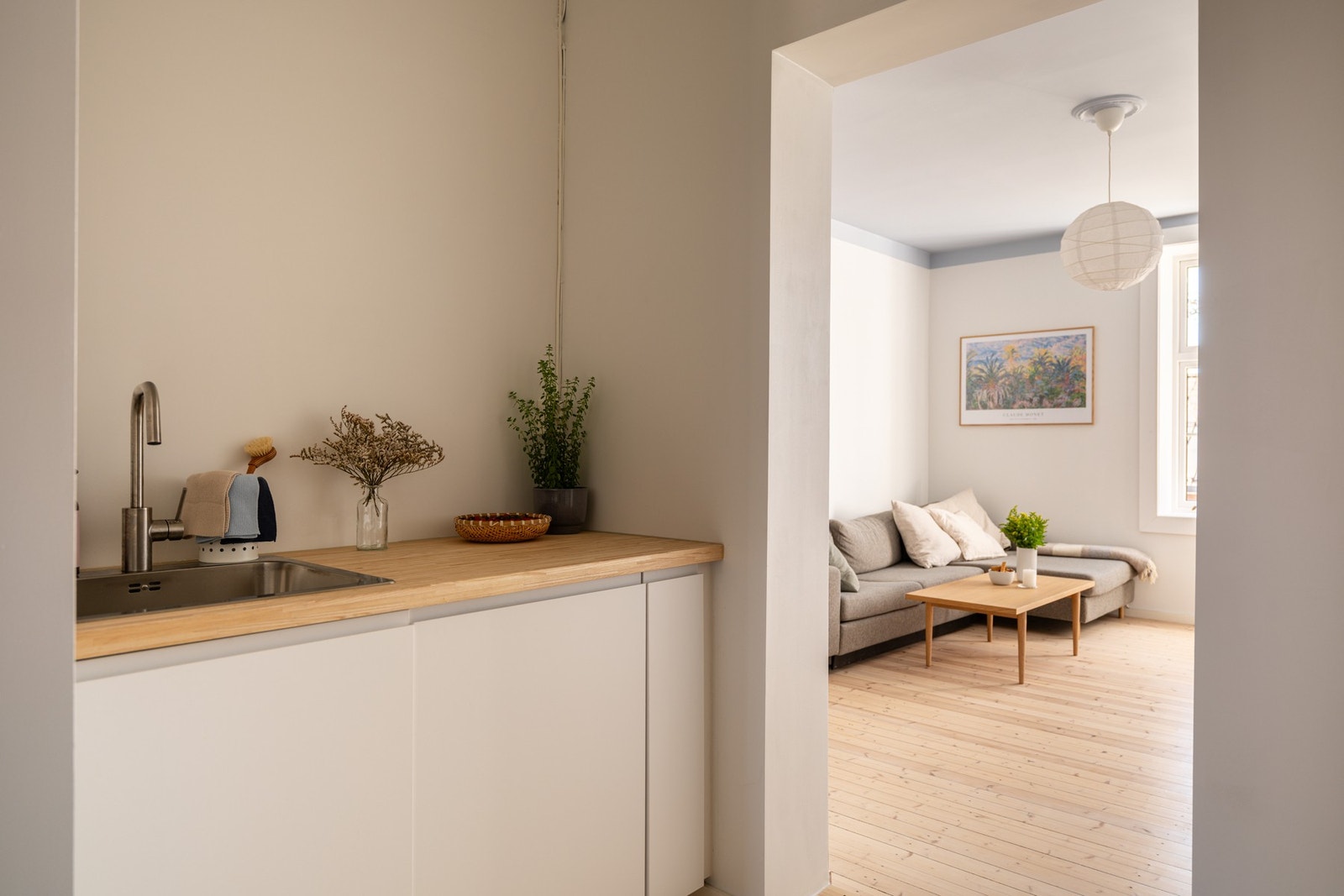 Kjøkkenet ligger i en fin delvis åpen løsning med stuen, naturlig adskilt, men likevel åpent og sosialt. Galleribilde