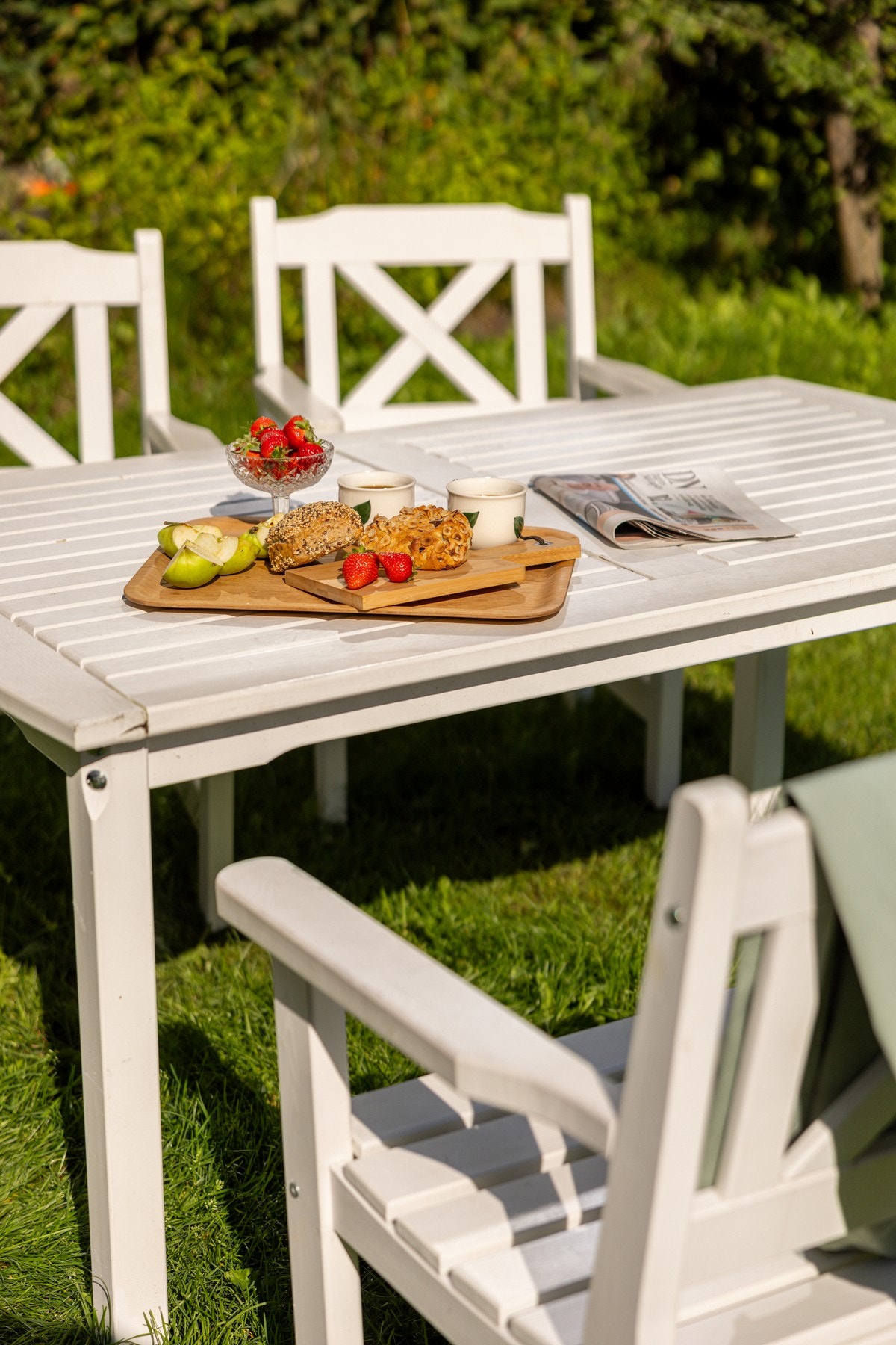 Flere hyggelige sittegrupper og bakgården oppleves som en oase for beboerne. En skikkelig fin plass for lange og late sommerdager! Galleribilde