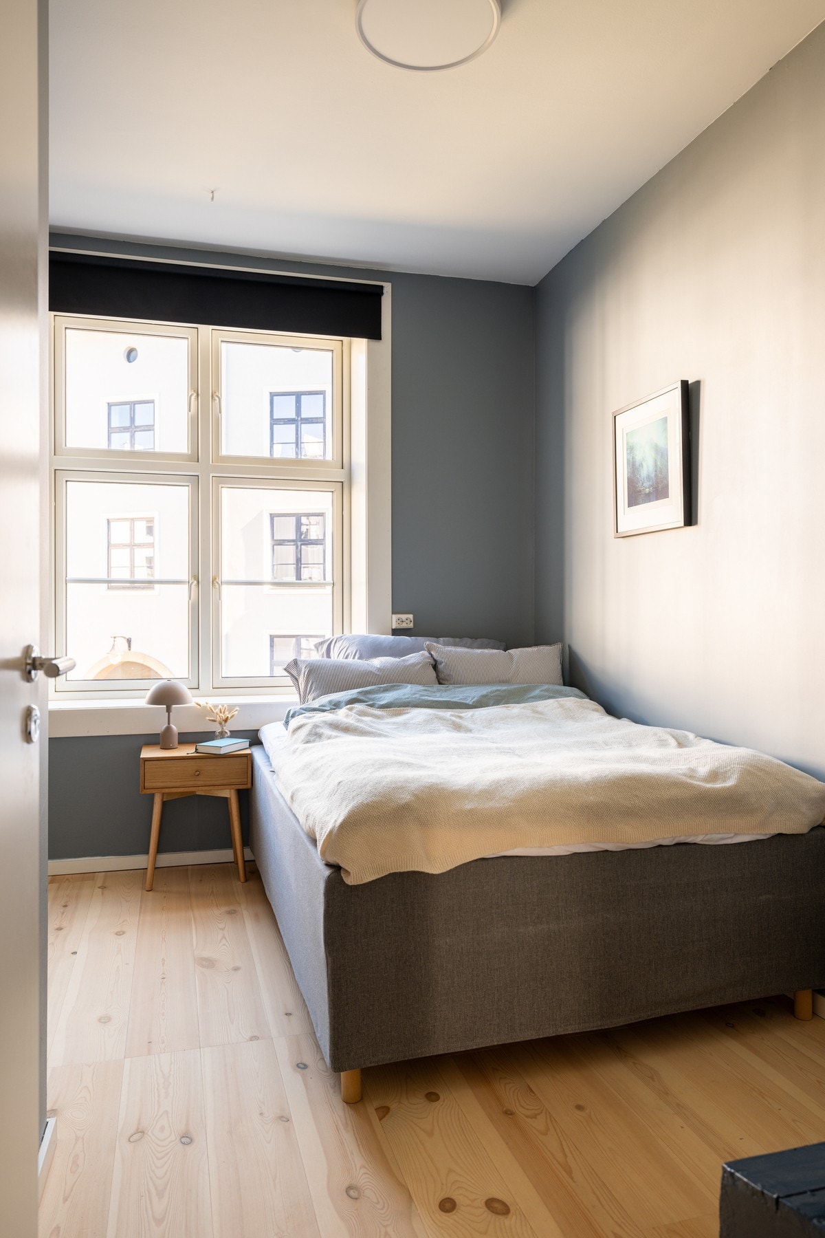 Den store vindusflaten slipper inn flott naturlig lys og det er god takhøyde. Galleribilde