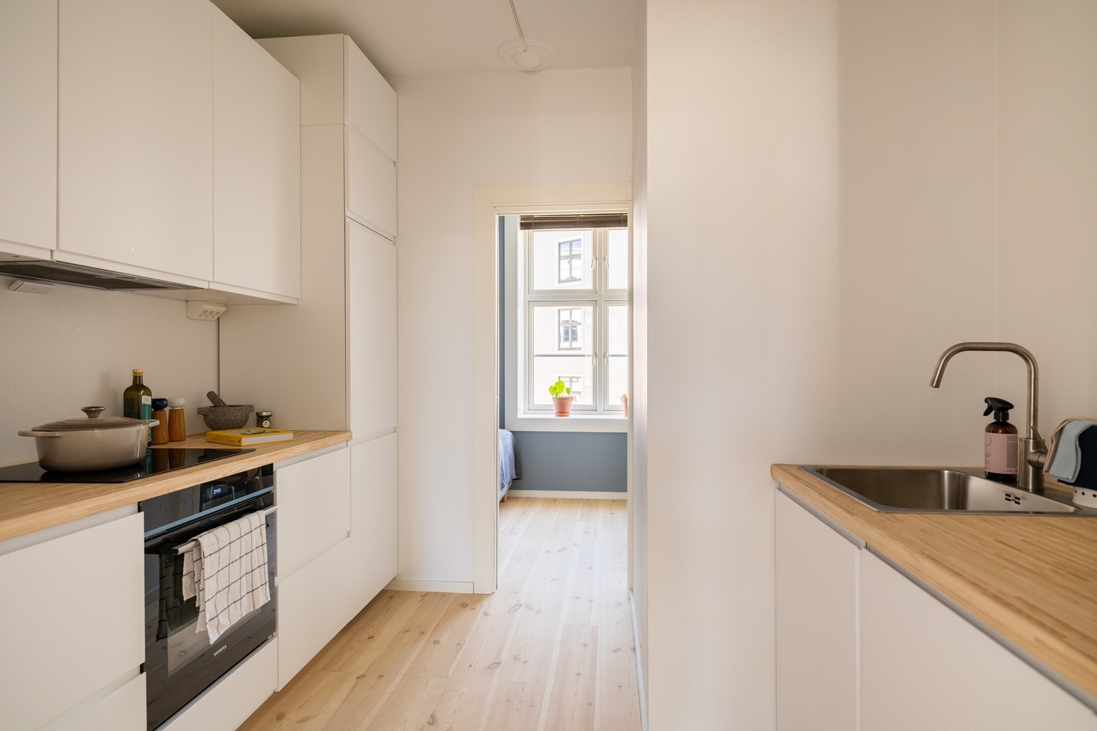 Kjøkkenet er utstyrt med medfølgende integrerte hvitevarer som nedfelt platetopp, stekeovn, oppvaskmaskin og kjøleskap med frysedel. Det er også montert komfyrvakt ved platetoppen. Galleribilde