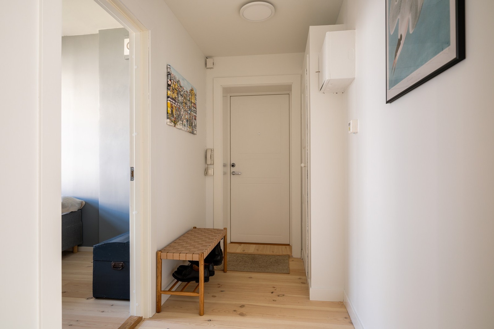 Montert porttelefon og sikringsskap med automatsikringer på vegg. Galleribilde