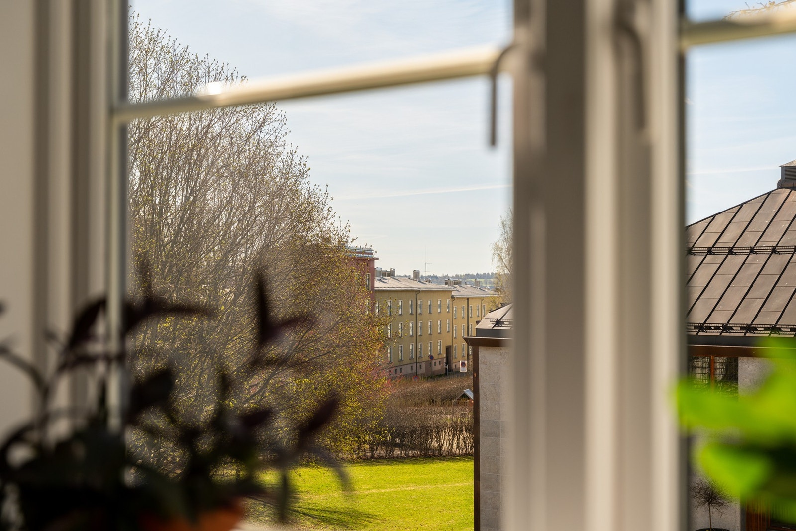 Stuen har stor klassisk vindusflate mot sydvest som sørger for rikelig med naturlig lys. Galleribilde
