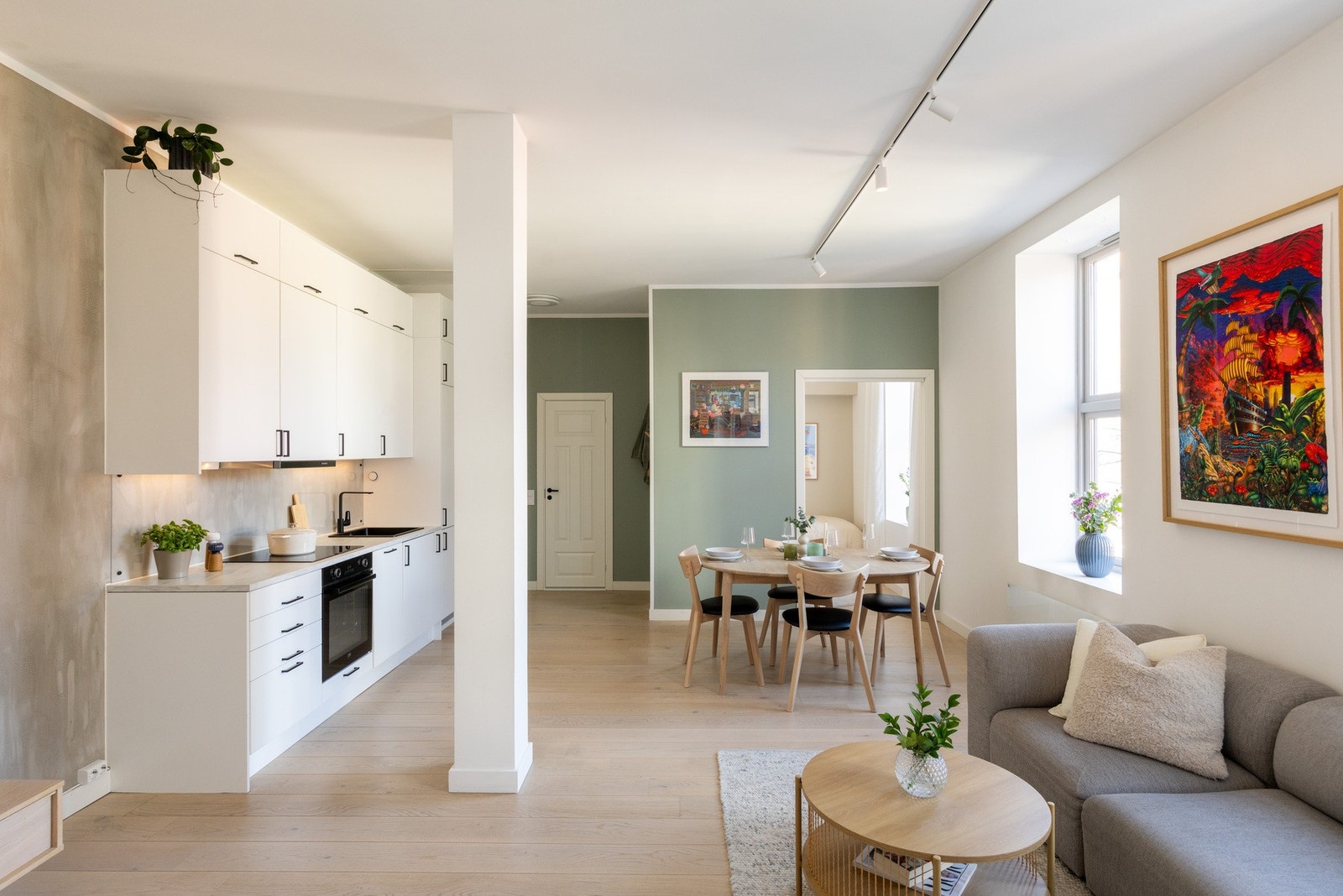 Den bærende søylen gir et naturlig skille mellom stue/kjøkken. En fin inndeling av en ellers åpne løsning som skaper en sosial og moderne sone, med god plass til både sofagruppe og spisebord. Galleribilde