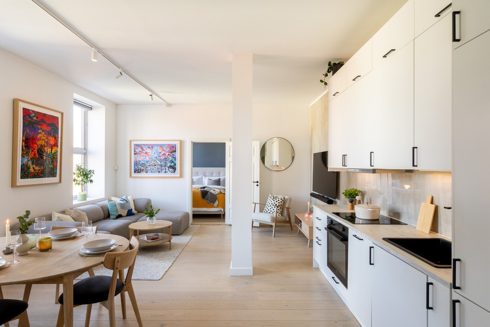 Meget god planløsning med to soverom, godt med oppbevaring og rikelig med lysinnslipp. Galleribilde