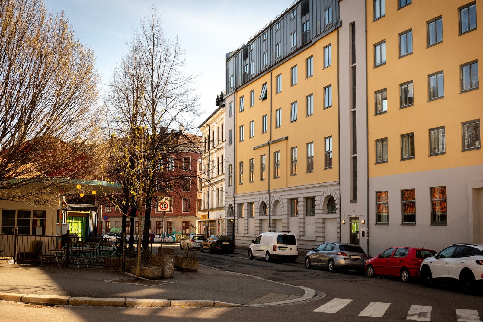 Boligblokk oppført 1892 med sentral beliggenhet. Tilbaketrukket i grønne og rolige omgivelser
Ingen forkjøpsrett.
Lave omkostninger. Galleribilde