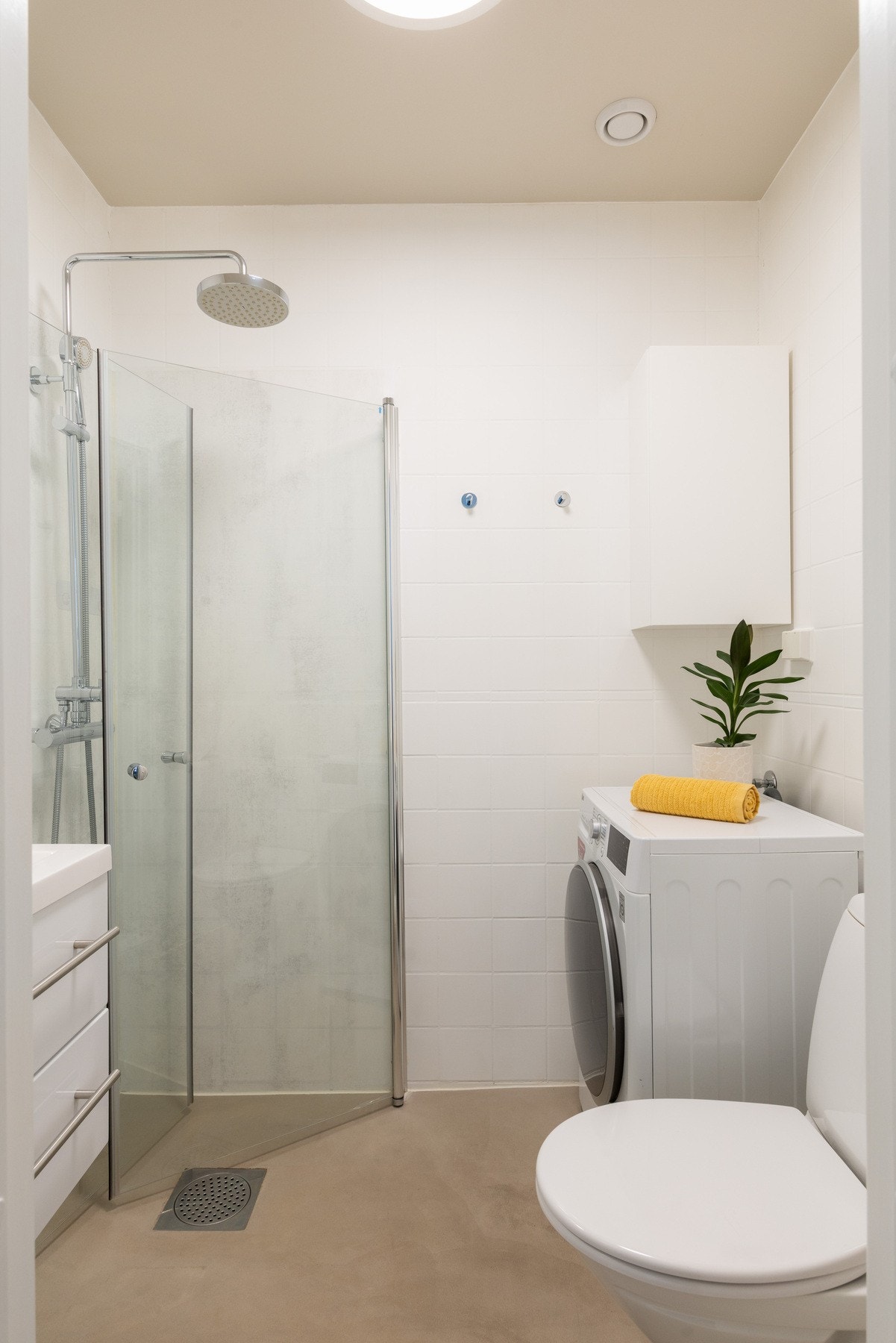 Badet er innredet med dusjhjørne, servant i innredning og toalett, samt opplegg for vaskemaskin. Gulvvarme sørger for god komfort året rundt. Galleribilde