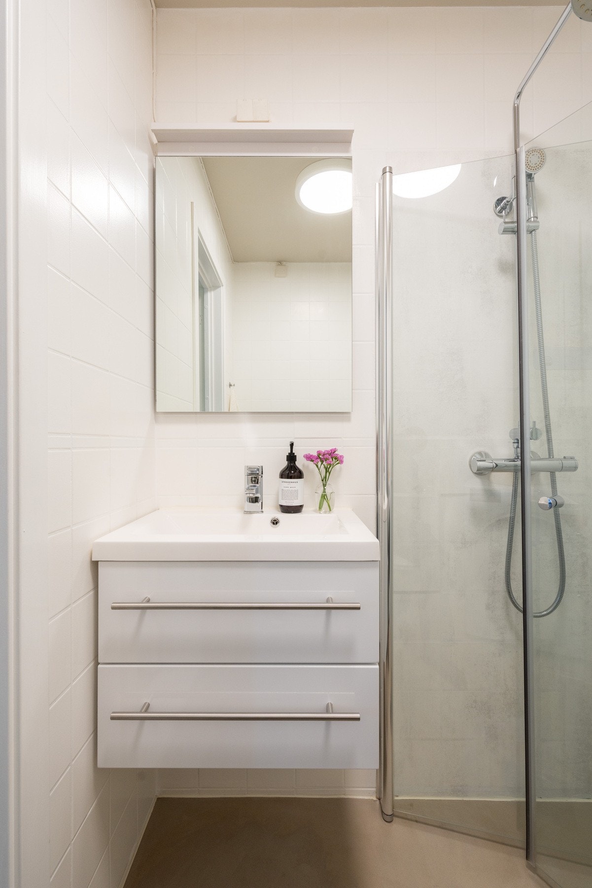 Badet fremstår som moderne og stilrent med fliser på vegger og mikrosement på gulv, som gir et tidsriktig uttrykk. Himlingen er utført med malte plater. Galleribilde