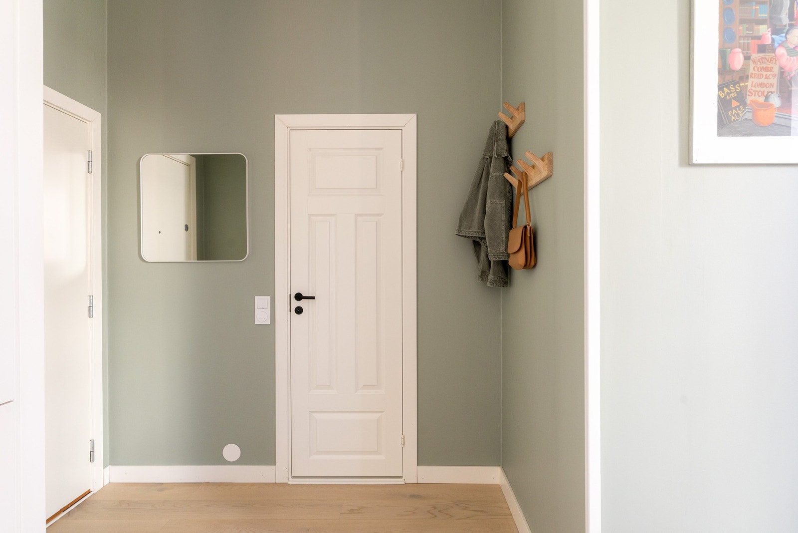 Velkommen inn i en hyggelig og funksjonell entré som gir et godt førsteinntrykk av boligen. Her er det plass til oppbevaring av yttertøy og sko, og en naturlig overgang videre inn i leilighetens åpne og lyse oppholdsrom. Galleribilde