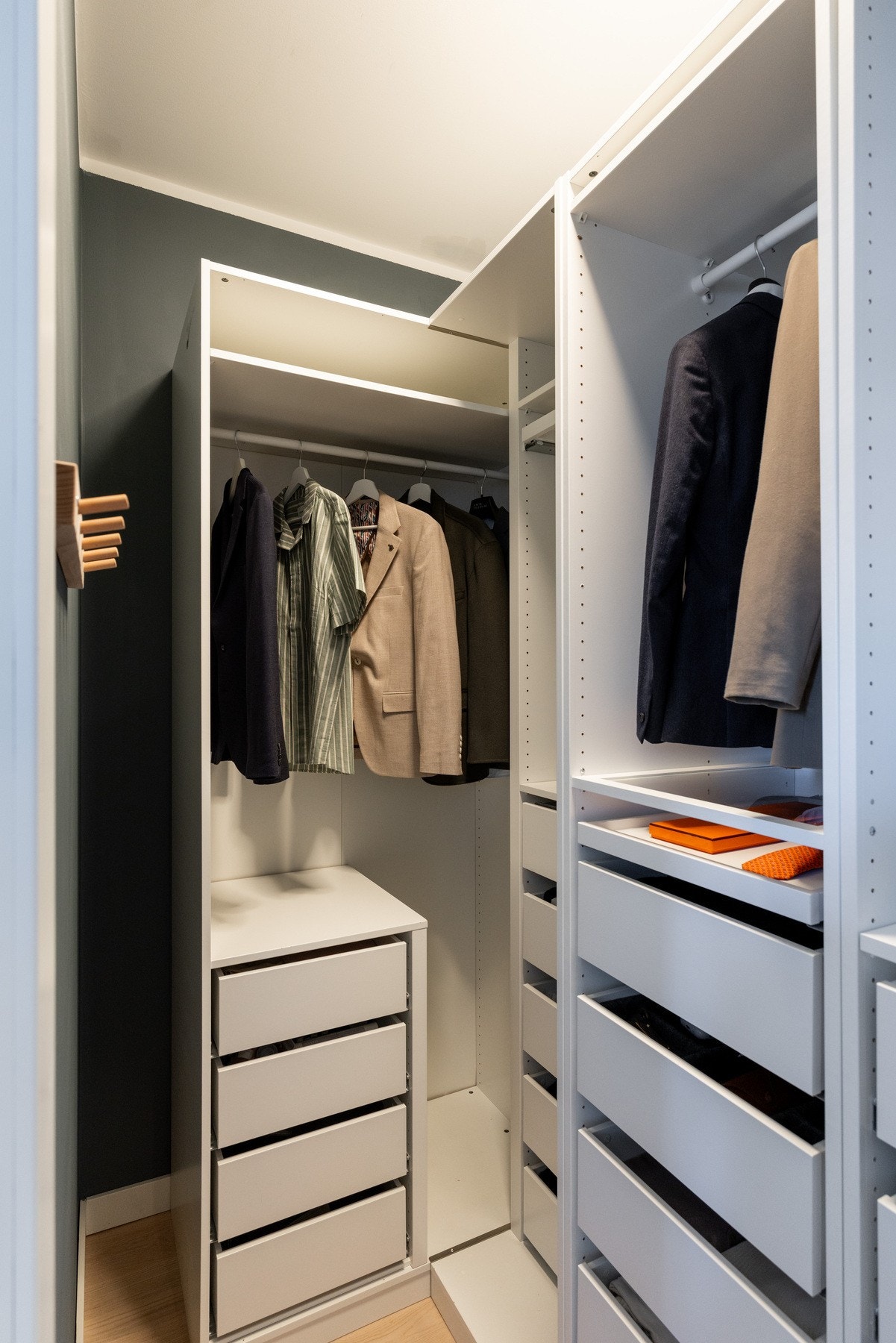 Hovedsoverommet har direkte adkomst til en praktisk walk-in garderobe, noe som gir en eksklusiv følelse og svært gode oppbevaringsmuligheter. Galleribilde