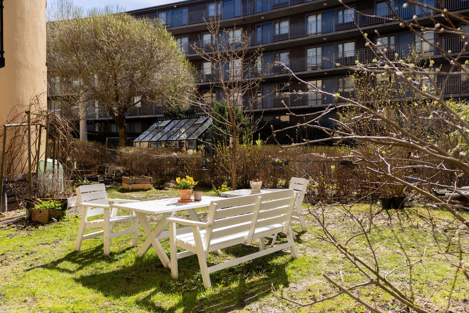 Gården har en flott, opparbeidet bakgård som fremstår som en grønn og hyggelig oase for beboerne. Galleribilde