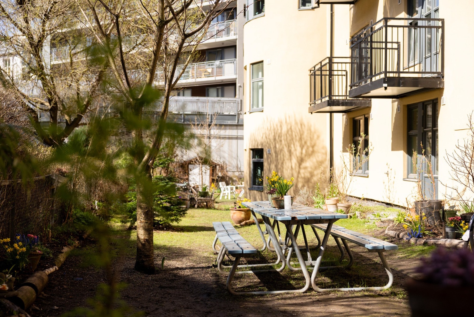 Her er det etablert sittegrupper som inviterer til både rolige stunder og sosiale sammenkomster - et ettertraktet supplement til leiligheten, spesielt i sommerhalvåret. Galleribilde