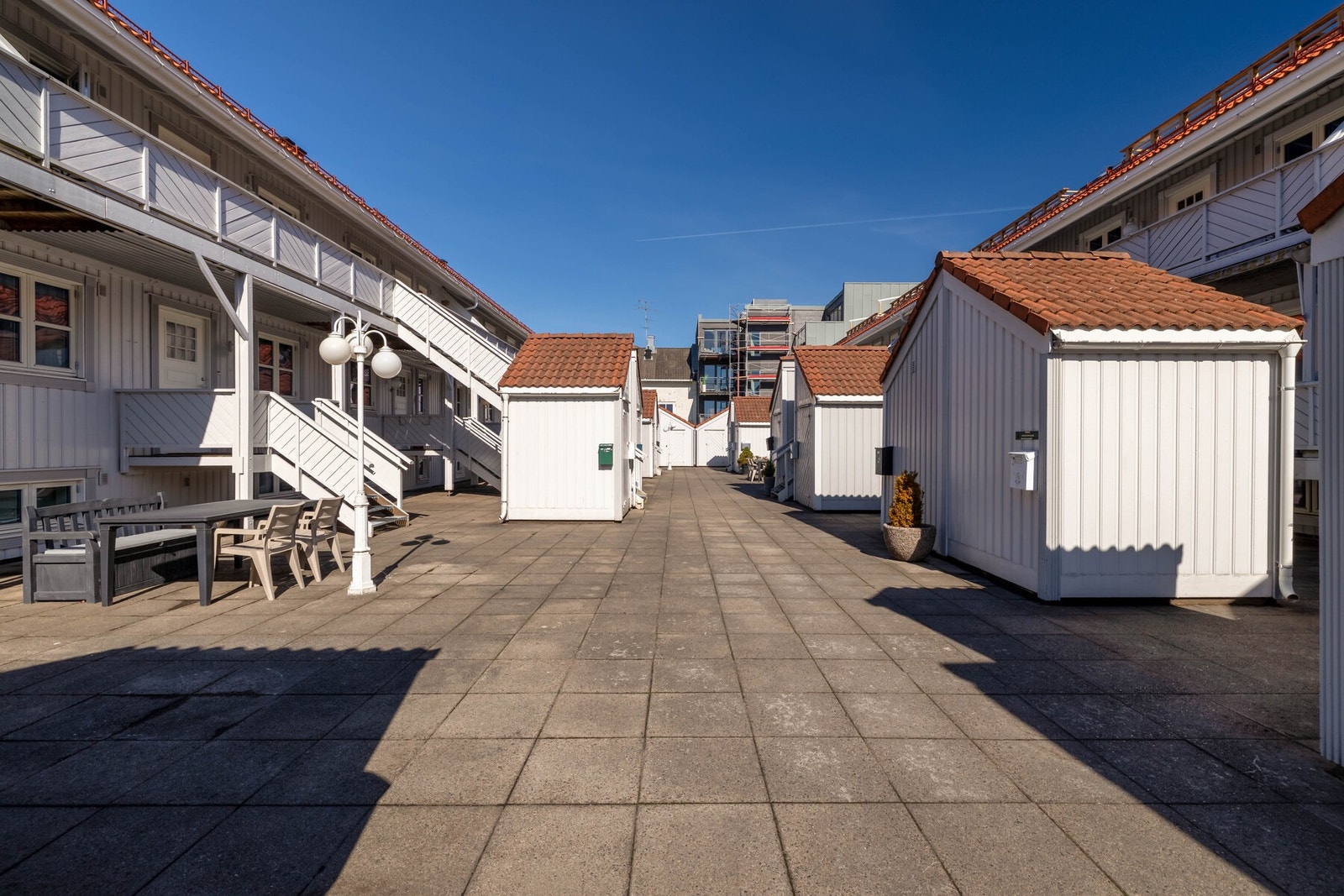 Eiendommen ligger i et populært og veletablert boligområde på Træleborg i Tønsberg kommune, like utenfor Tønsberg sentrum. Herfra er det kort vei til skoler, barnehager, offentlig kommunikasjon og et rikholdig servicetilbud. Tønsberg er en populær by som Galleribilde