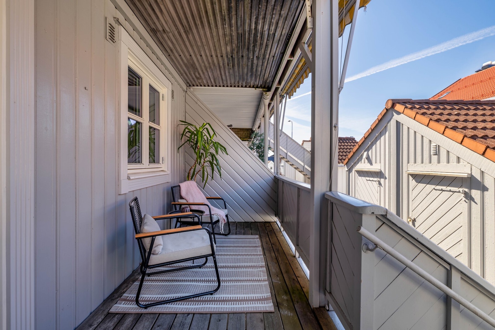 Uteplassen ved inngangspartiet byr på ettermiddagssol! Galleribilde