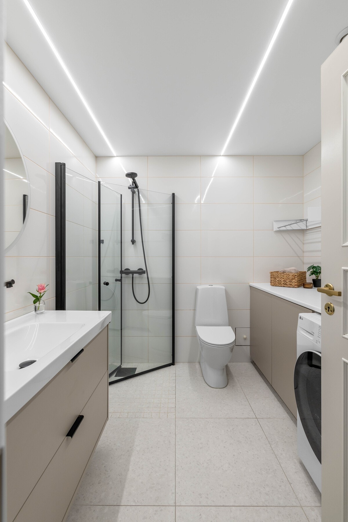 Badet ble oppgradert i 2023/2024 og er innredet med servant, dusj, toalett og opplegg for vaskemaskin. Galleribilde